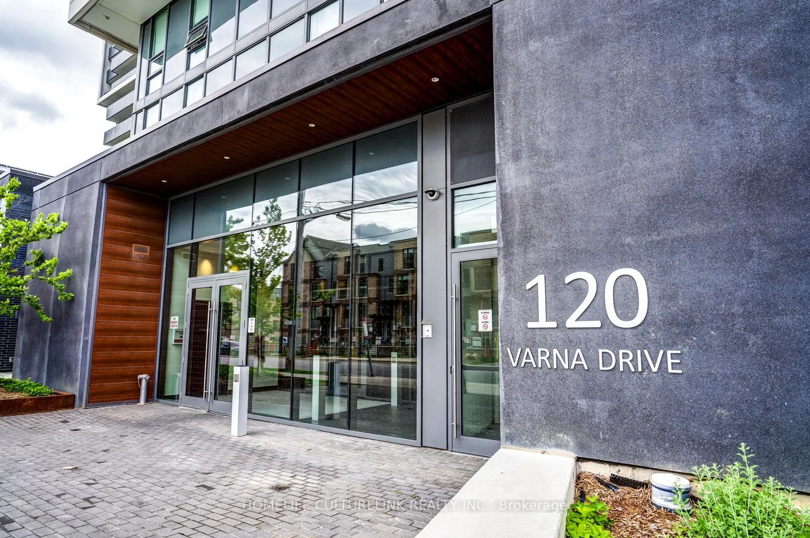 Photo 4 of Unit 1220, 120 Varna Drive E, Toronto, Englemount-Lawrence — HOMEH