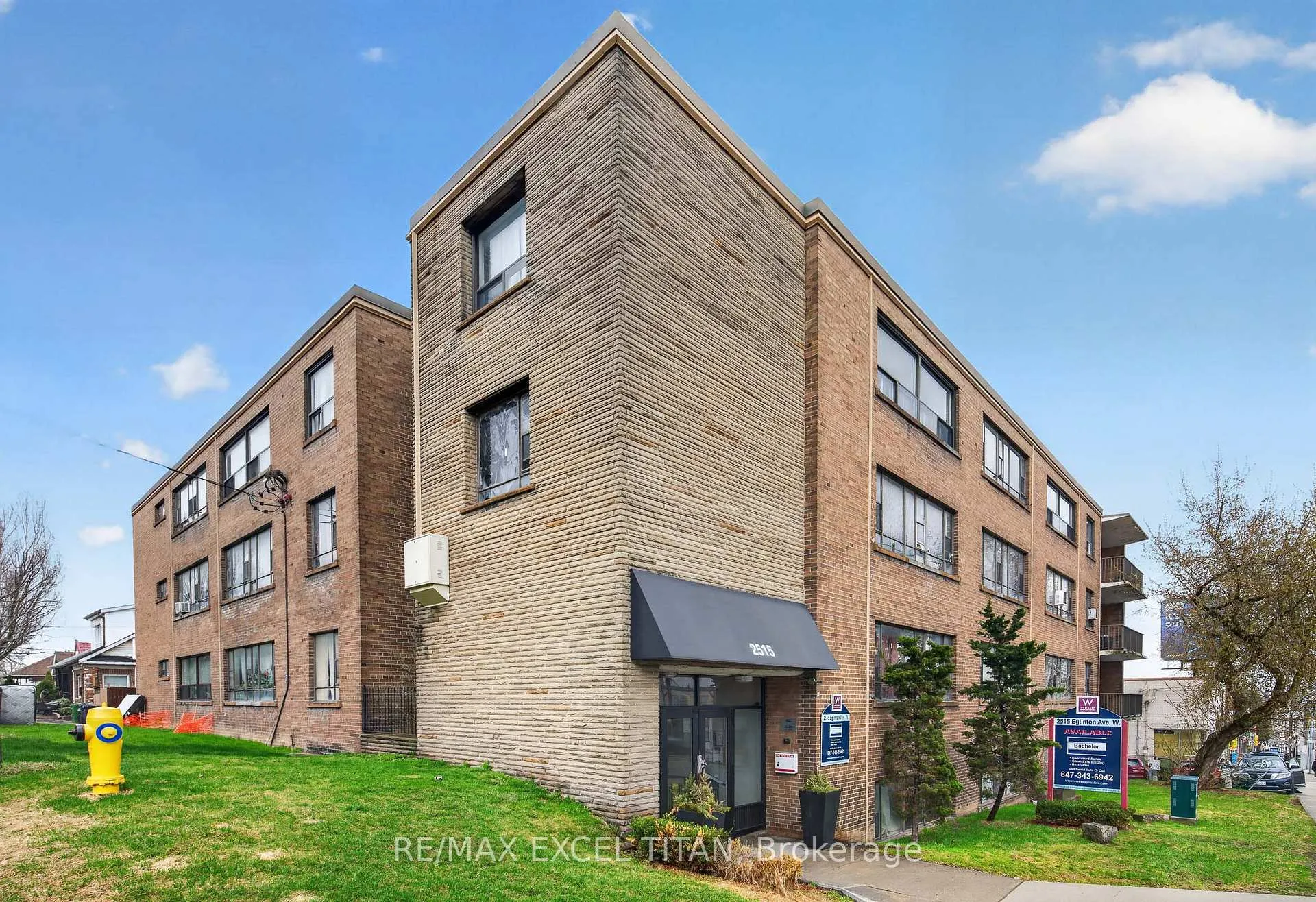 Front of Unit 302, 2515 Eglinton Avenue W