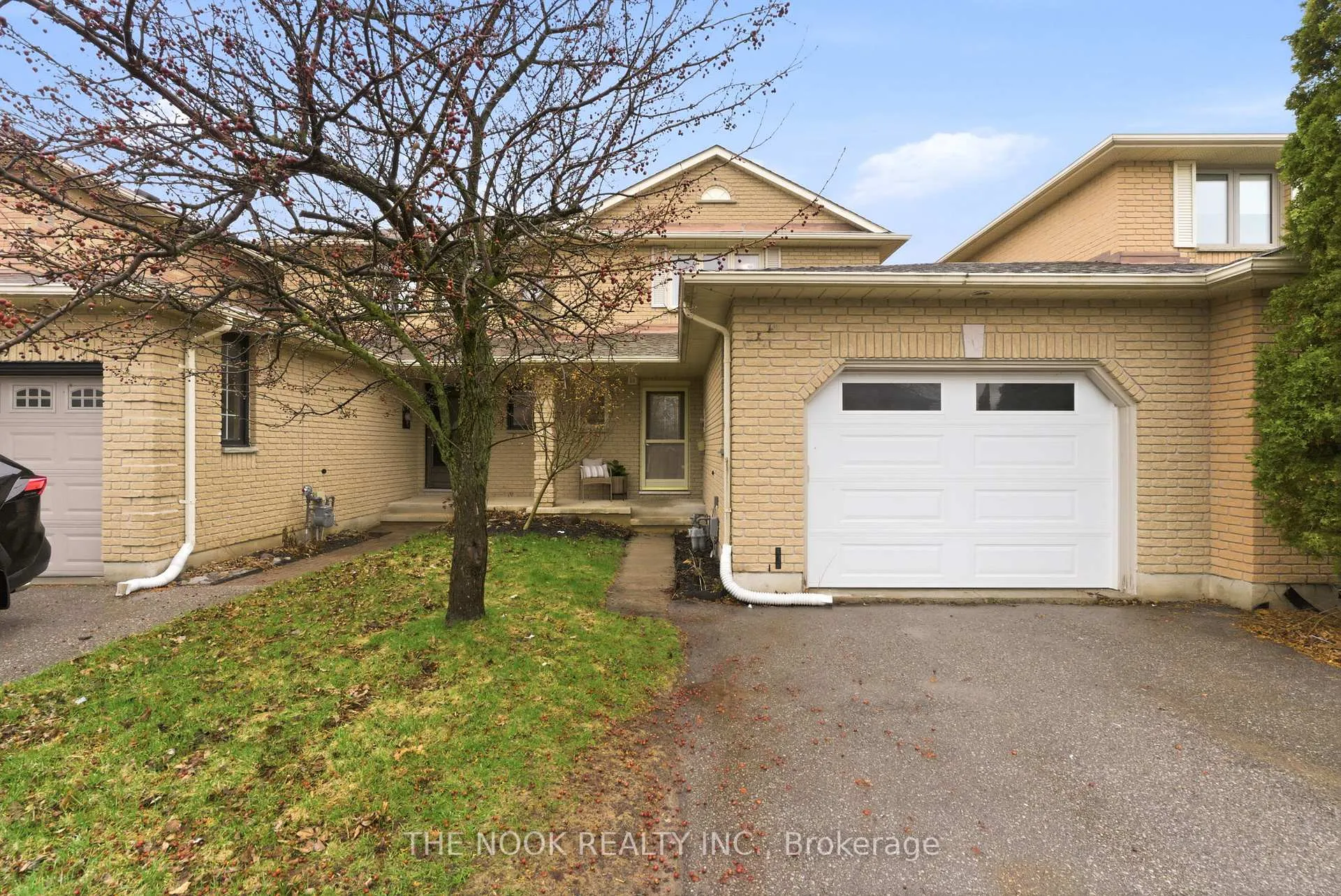 Photo 3 of 43 Short Crescent, Clarington, Courtice — HOMEH