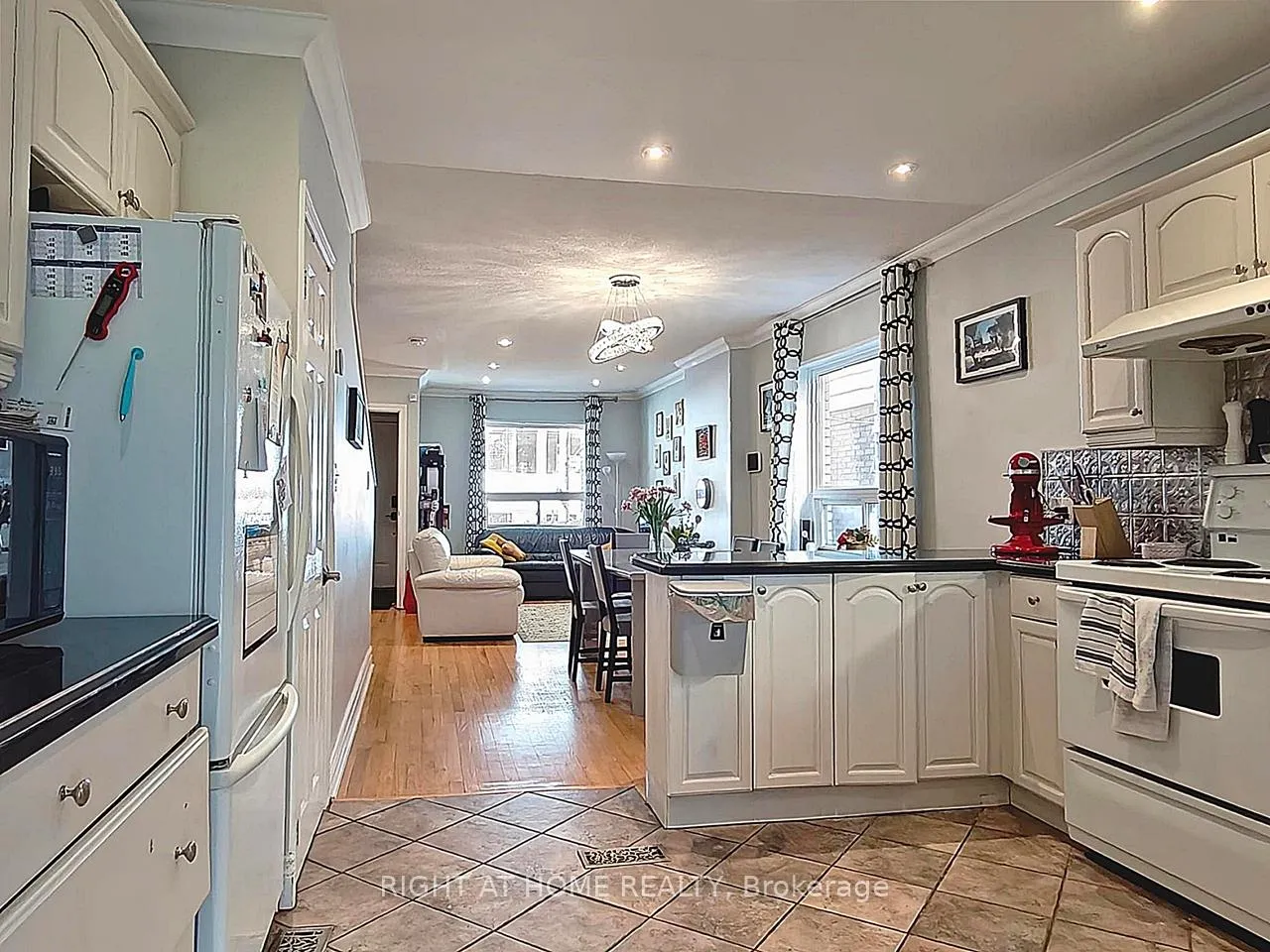 Photo 5 of 235 Soudan Avenue, Toronto, Mount Pleasant West — HOMEH