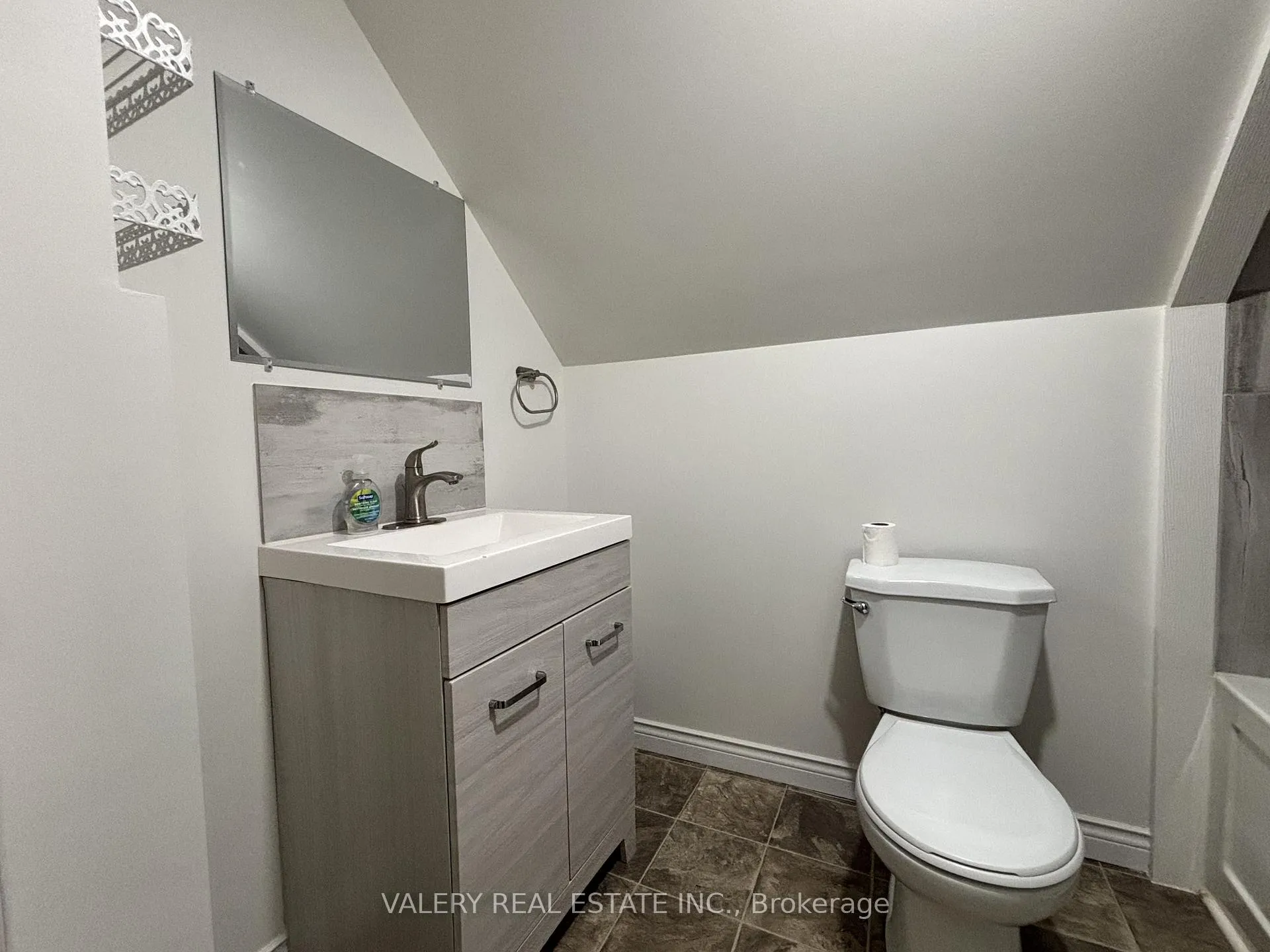 Photo 5 of Unit 1, 1091 Highland Ave, Windsor — HOMEH