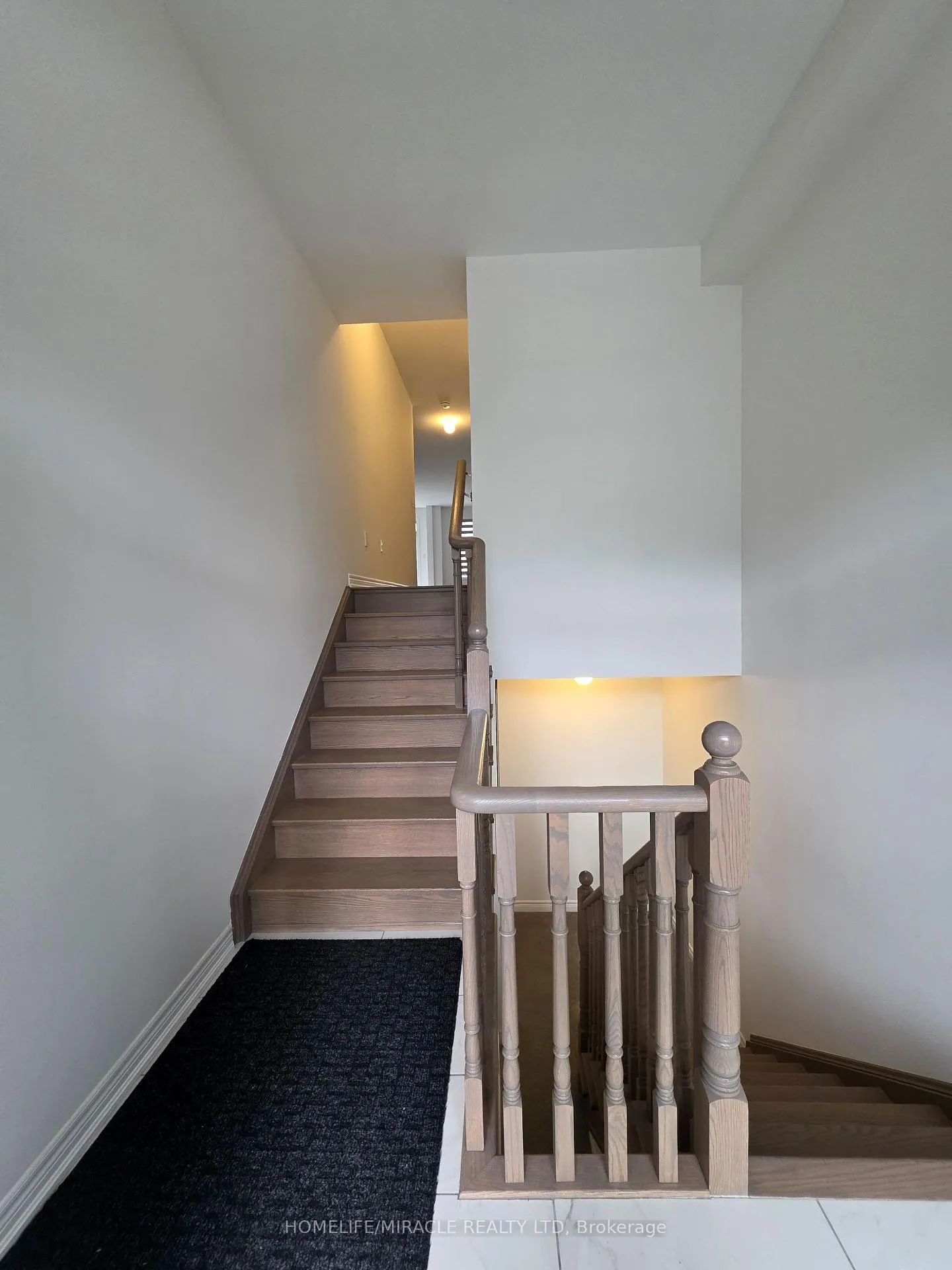 Photo 2 of 68 Singhampton Road, Vaughan, Kleinburg — HOMEH