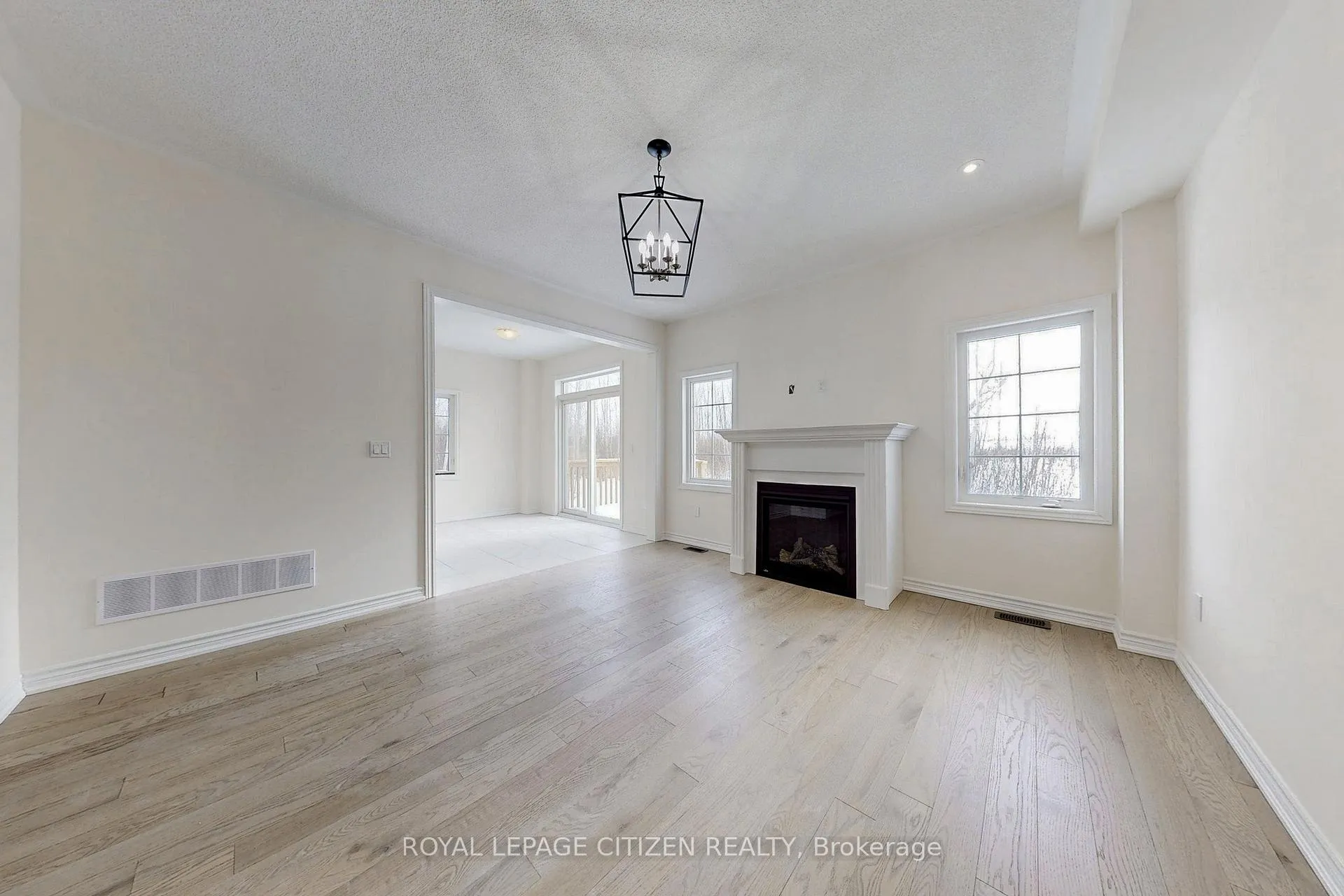 Photo 8 of 129 Cliff Thompson Crescent, Georgina, Sutton & Jackson's Point — HOMEH
