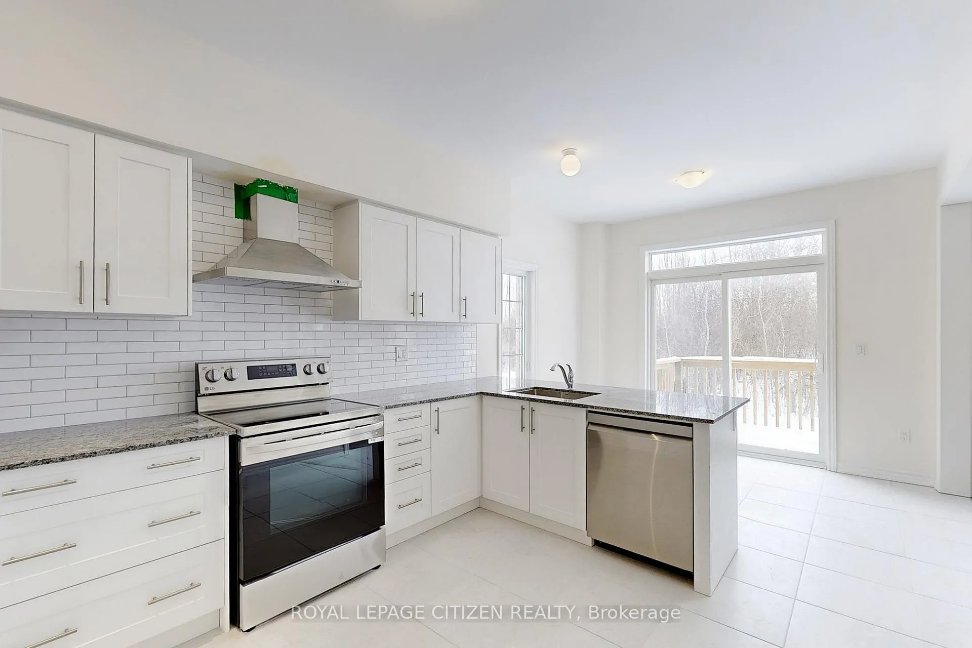 Photo 14 of 129 Cliff Thompson Crescent, Georgina, Sutton & Jackson's Point — HOMEH