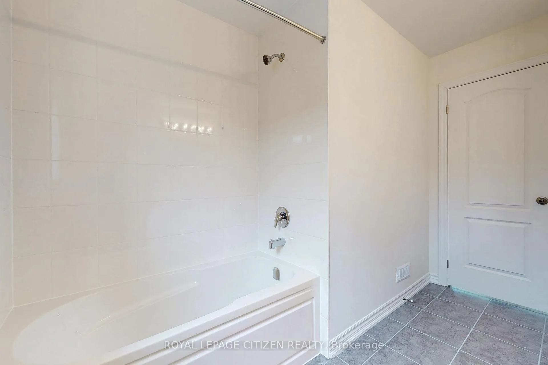 Photo 40 of 129 Cliff Thompson Crescent, Georgina, Sutton & Jackson's Point — HOMEH