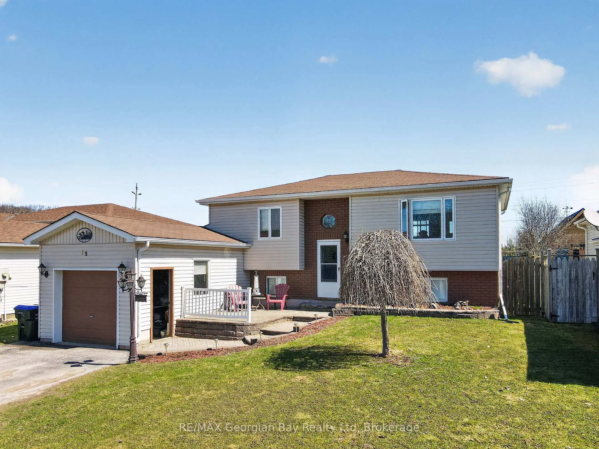 Photo 2 of 19 Mercer Crescent, Penetanguishene — HOMEH