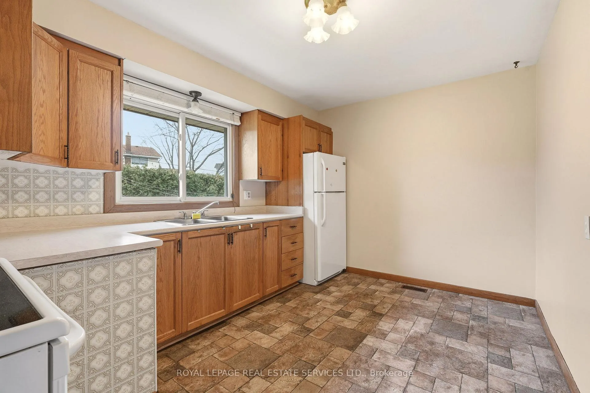 Photo 10 of 384 Appleby Line, Burlington, Shoreacres — HOMEH