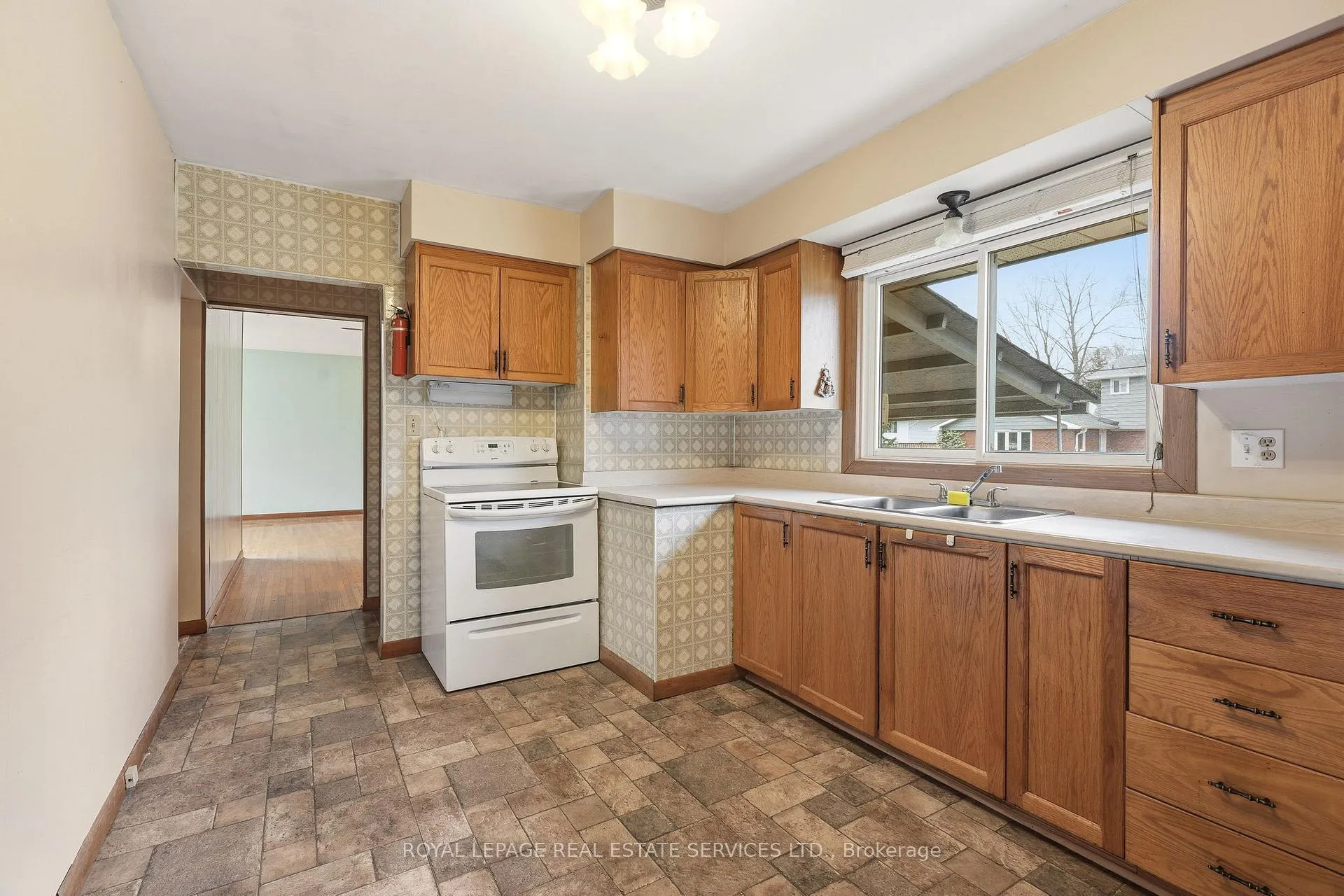 Photo 11 of 384 Appleby Line, Burlington, Shoreacres — HOMEH