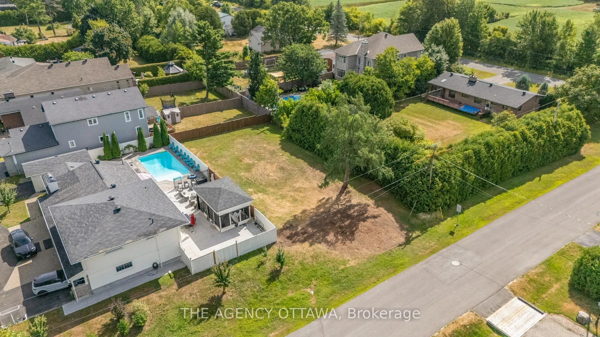 Photo 4 of 9 Doris Avenue, Ottawa, Blossom Park/Kemp Park/Findlay Creek — HOMEH