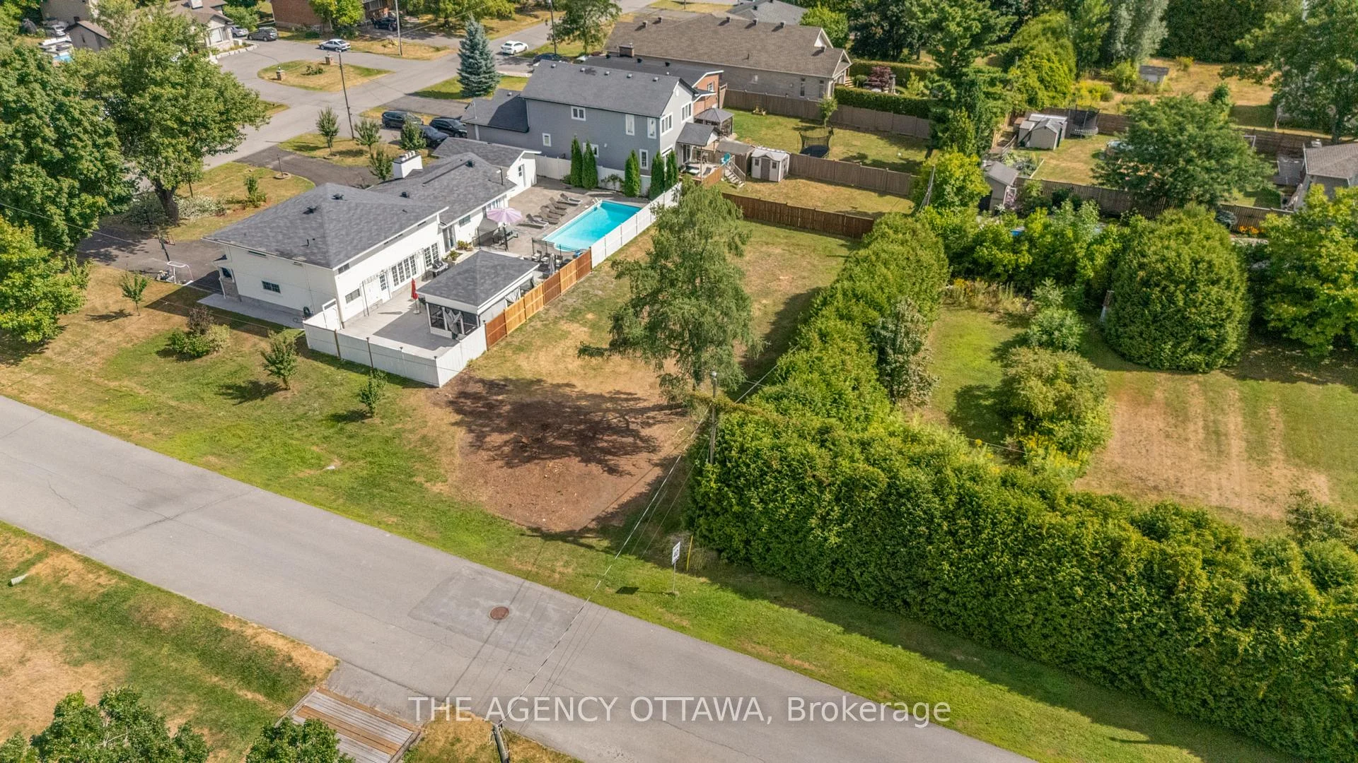 Photo 7 of 9 Doris Avenue, Ottawa, Blossom Park/Kemp Park/Findlay Creek — HOMEH