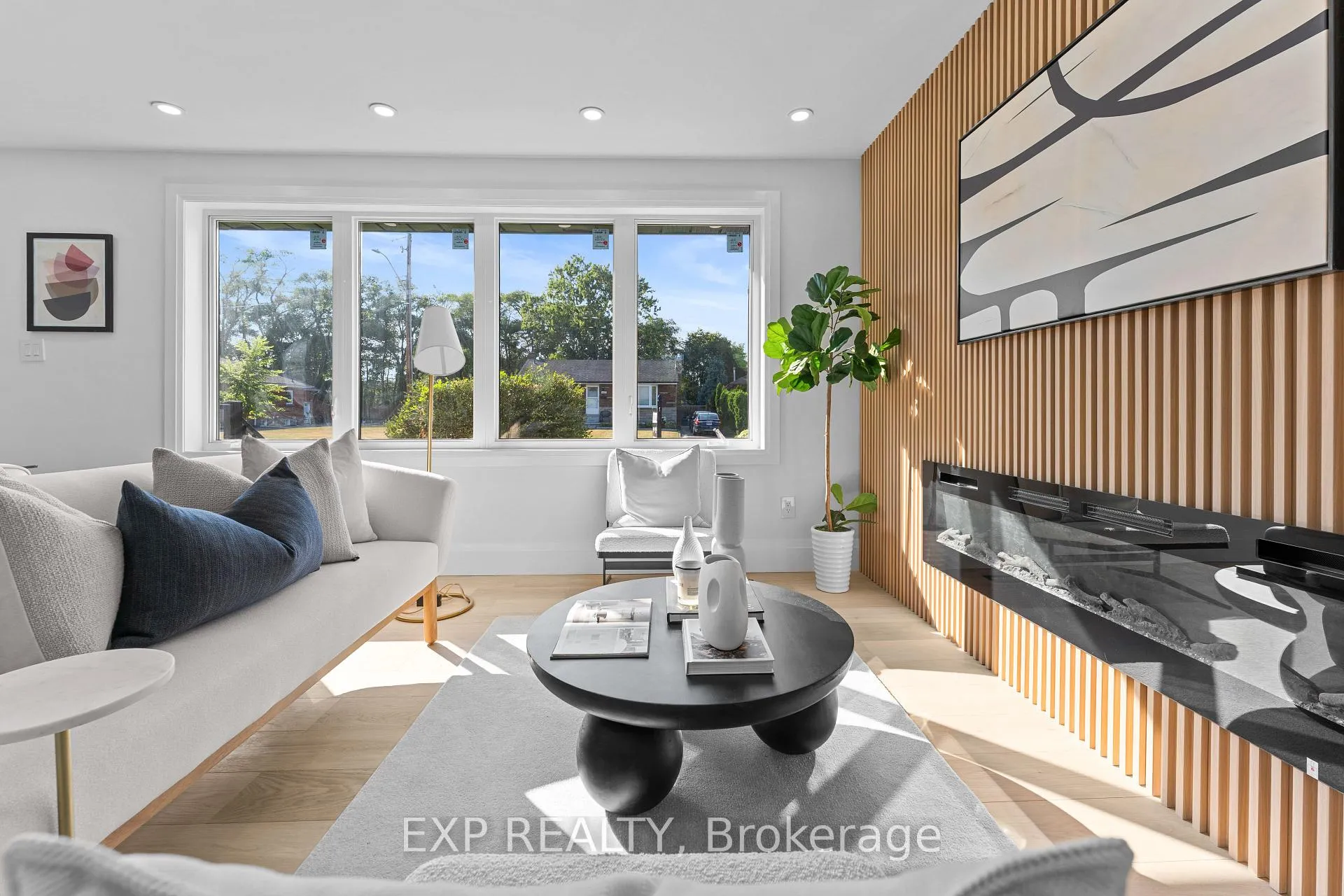 Photo 2 of 686 Wickens Avenue, Burlington, LaSalle — HOMEH