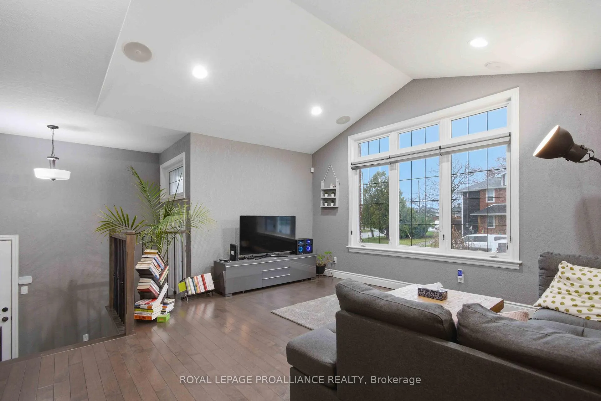 Photo 5 of 2 Freedom Crescent, Quinte West, Sidney Ward — HOMEH