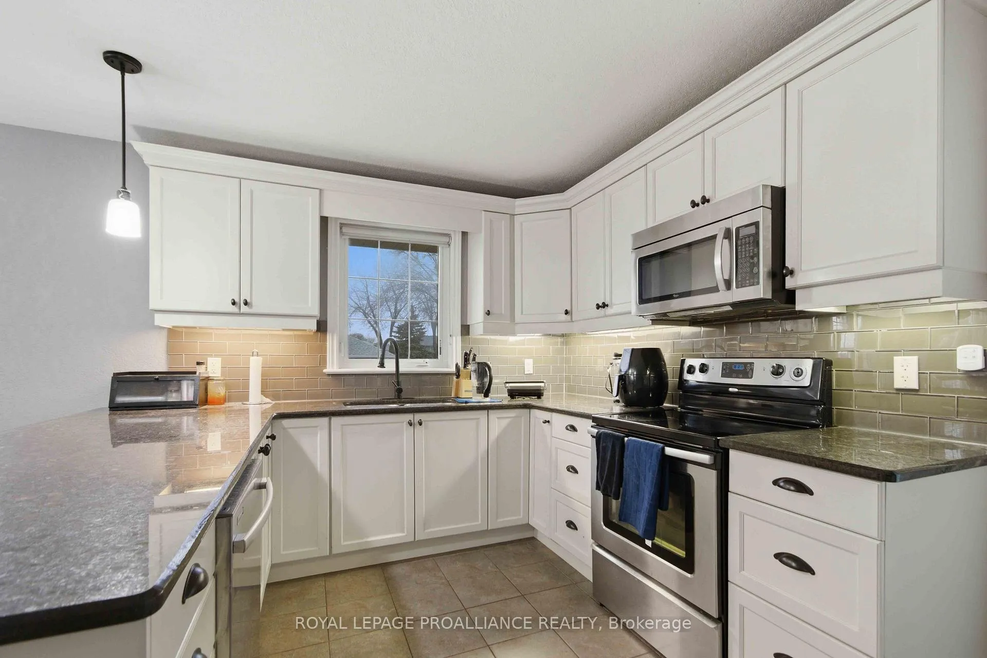 Photo 10 of 2 Freedom Crescent, Quinte West, Sidney Ward — HOMEH