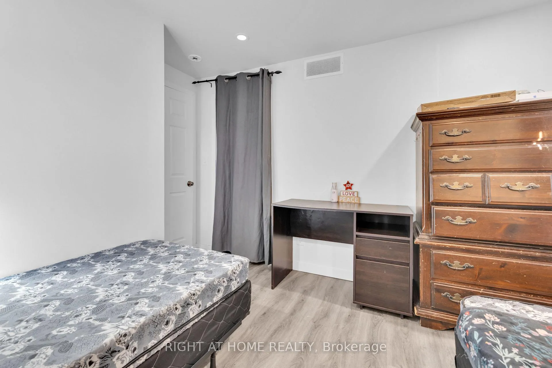Photo 16 of 539 Campbell Avenue, Windsor — HOMEH