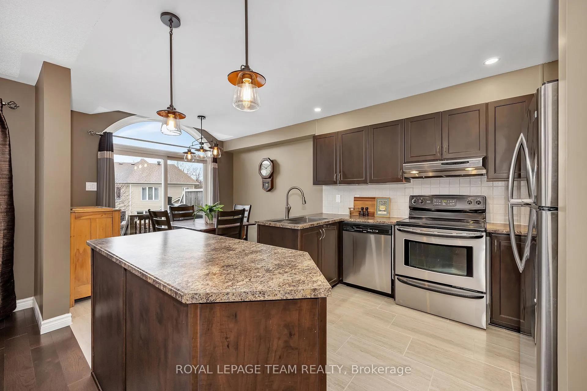 Photo 7 of 217 Hunterbrook Street, Ottawa, Kanata - Morgan's Grant/South March — HOMEH