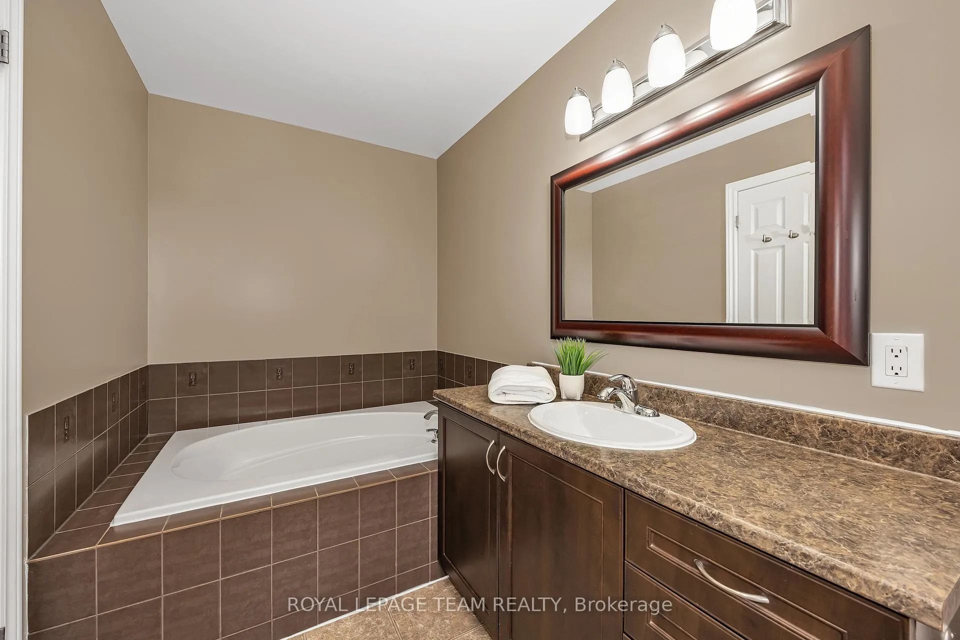 Photo 14 of 217 Hunterbrook Street, Ottawa, Kanata - Morgan's Grant/South March — HOMEH