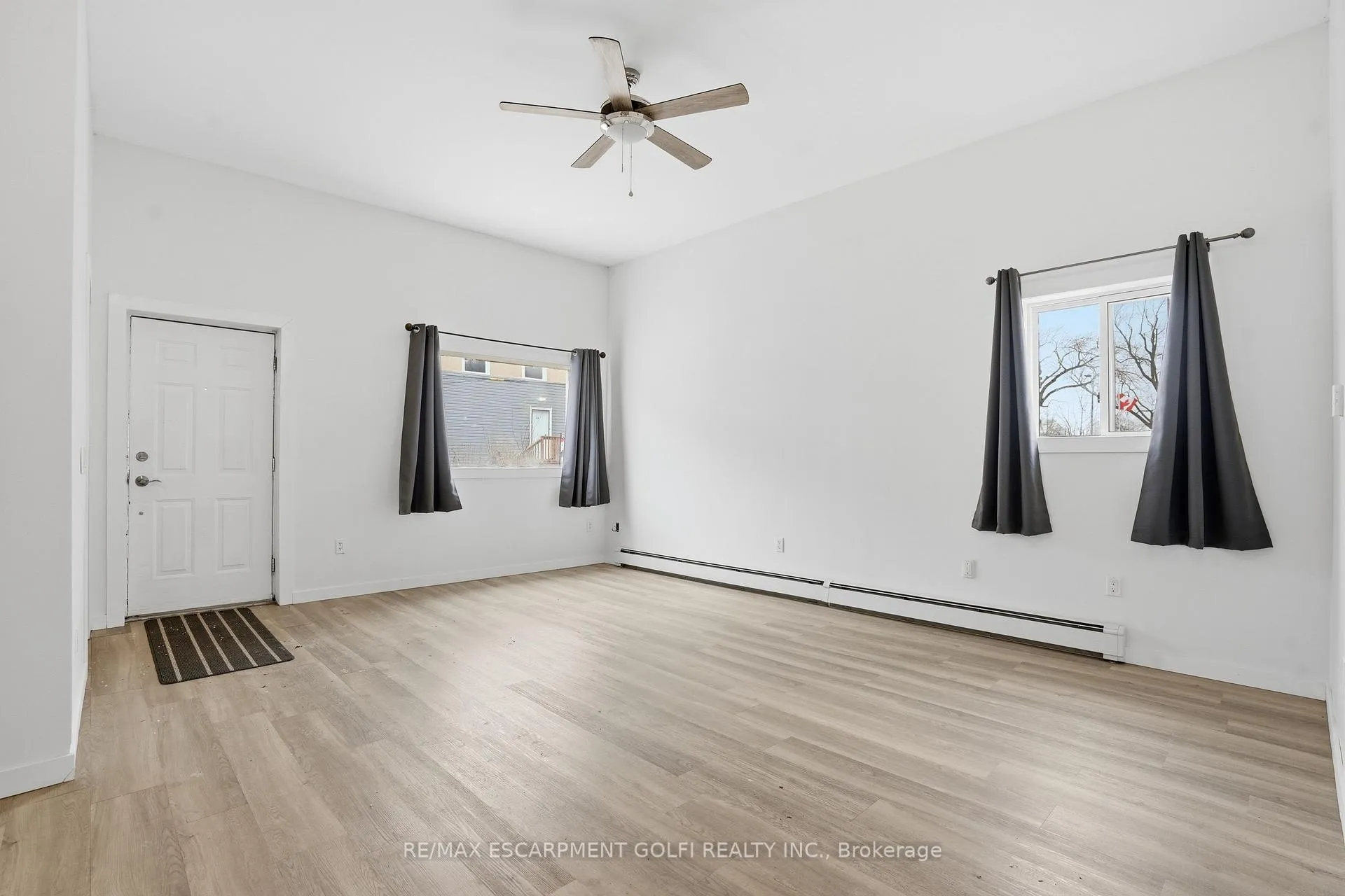 Photo 2 of 14 Avenue Place, Welland, Welland Downtown — HOMEH