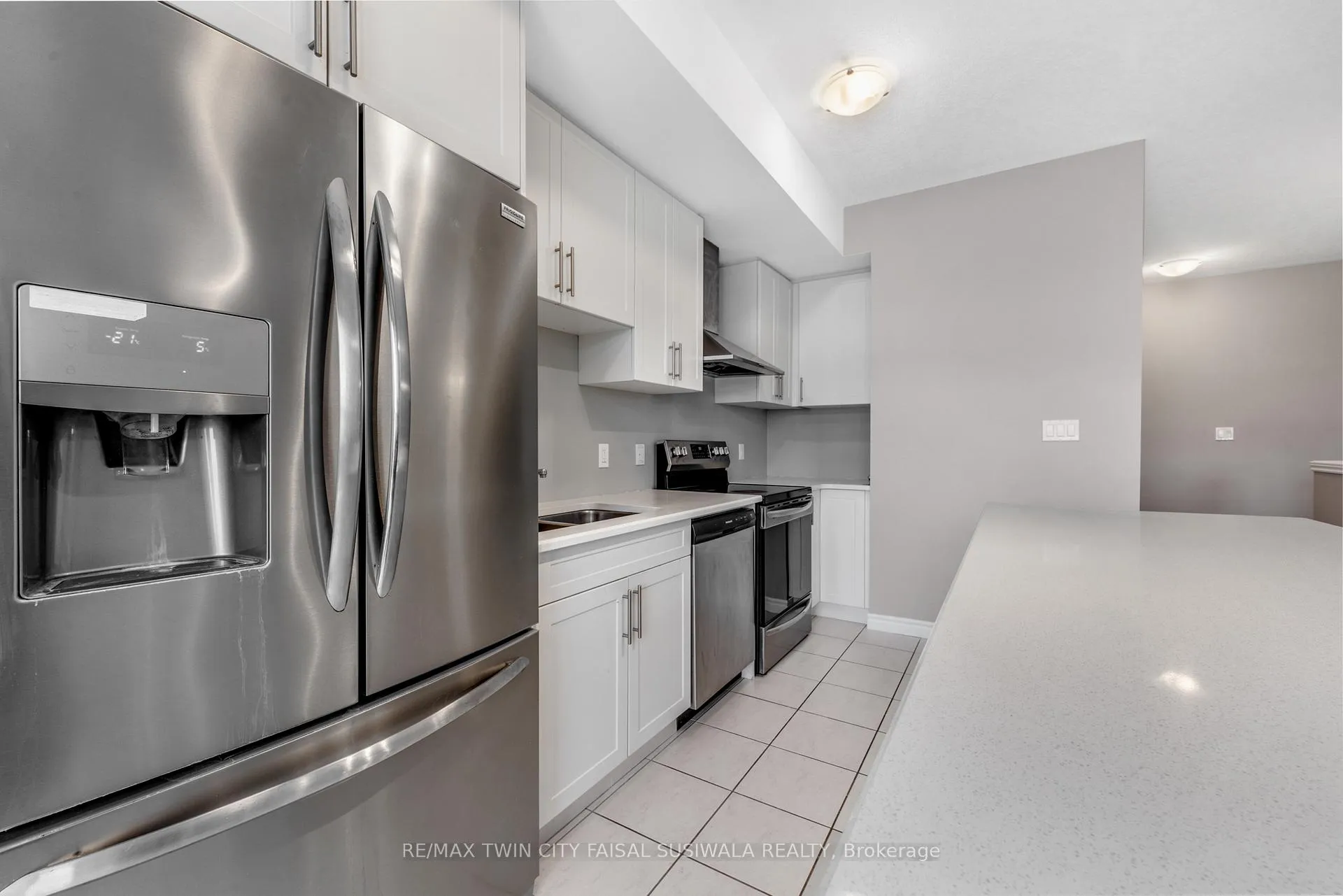 Photo 4 of 52 Wheat Lane, Kitchener — HOMEH