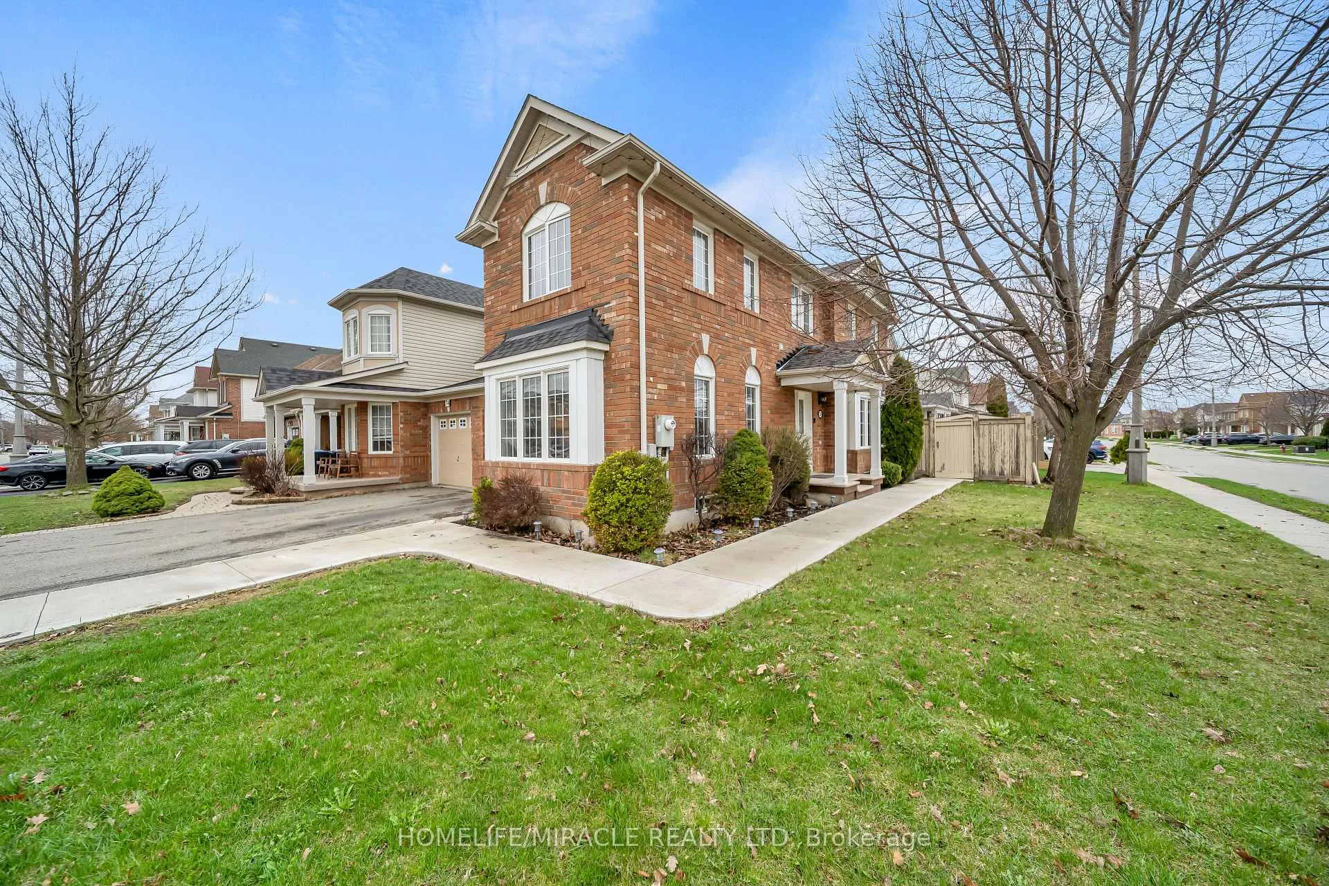 Photo 4 of 30 Orangegrove Drive, Brampton, Fletcher's Meadow — HOMEH