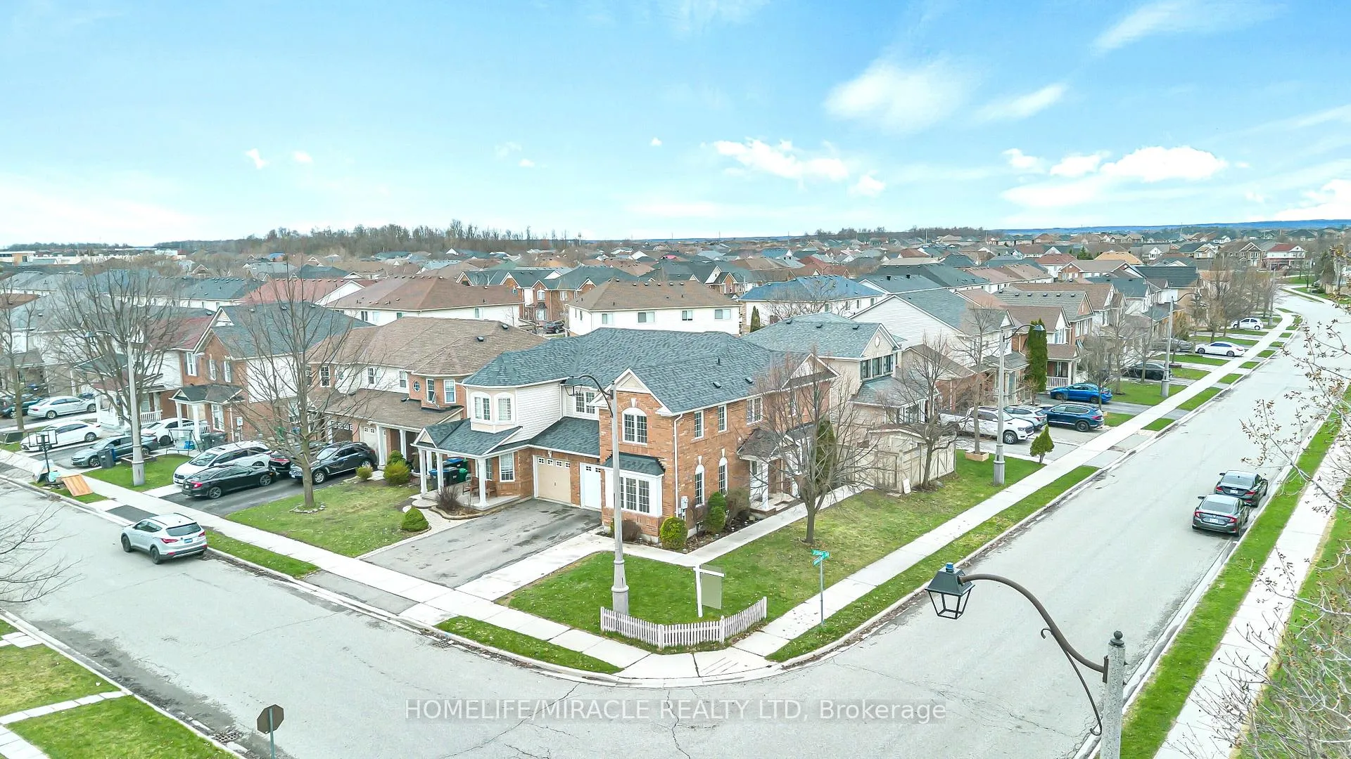 Photo 5 of 30 Orangegrove Drive, Brampton, Fletcher's Meadow — HOMEH