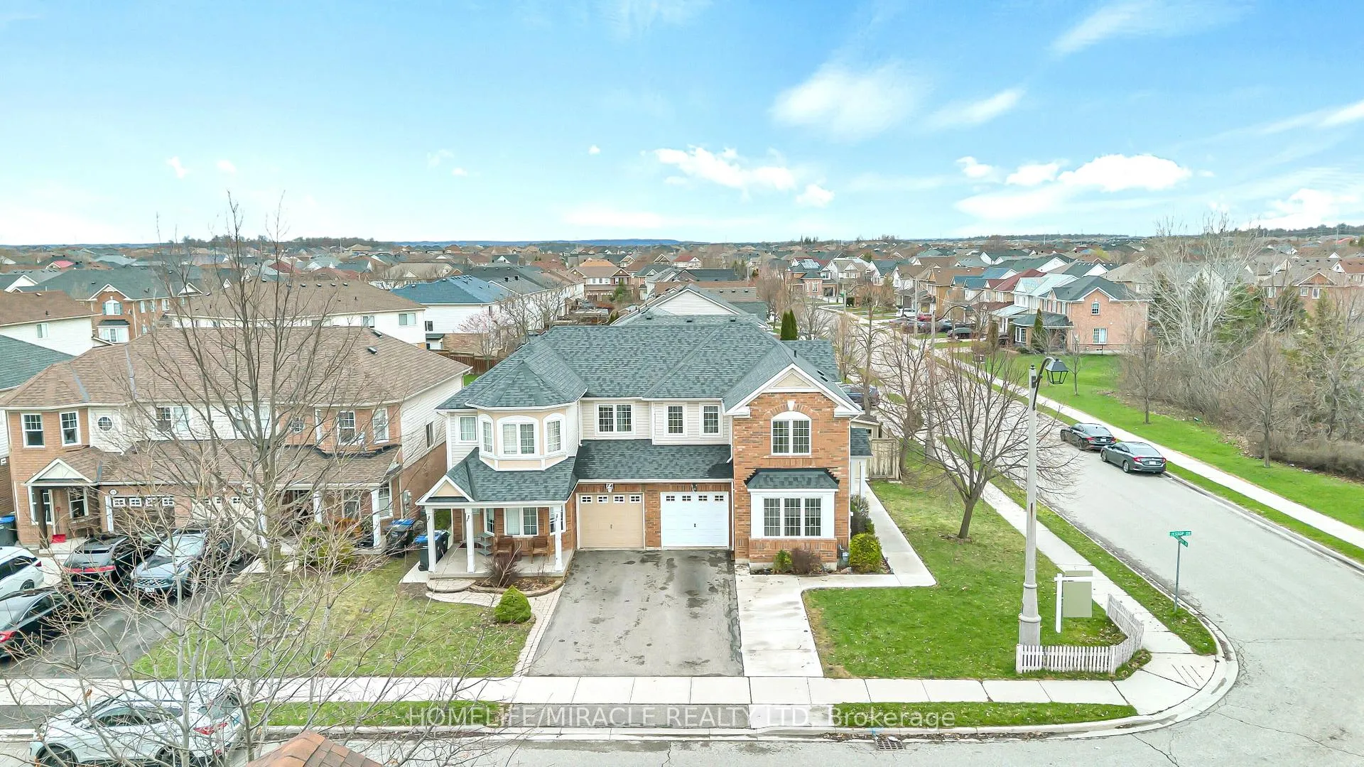 Photo 6 of 30 Orangegrove Drive, Brampton, Fletcher's Meadow — HOMEH