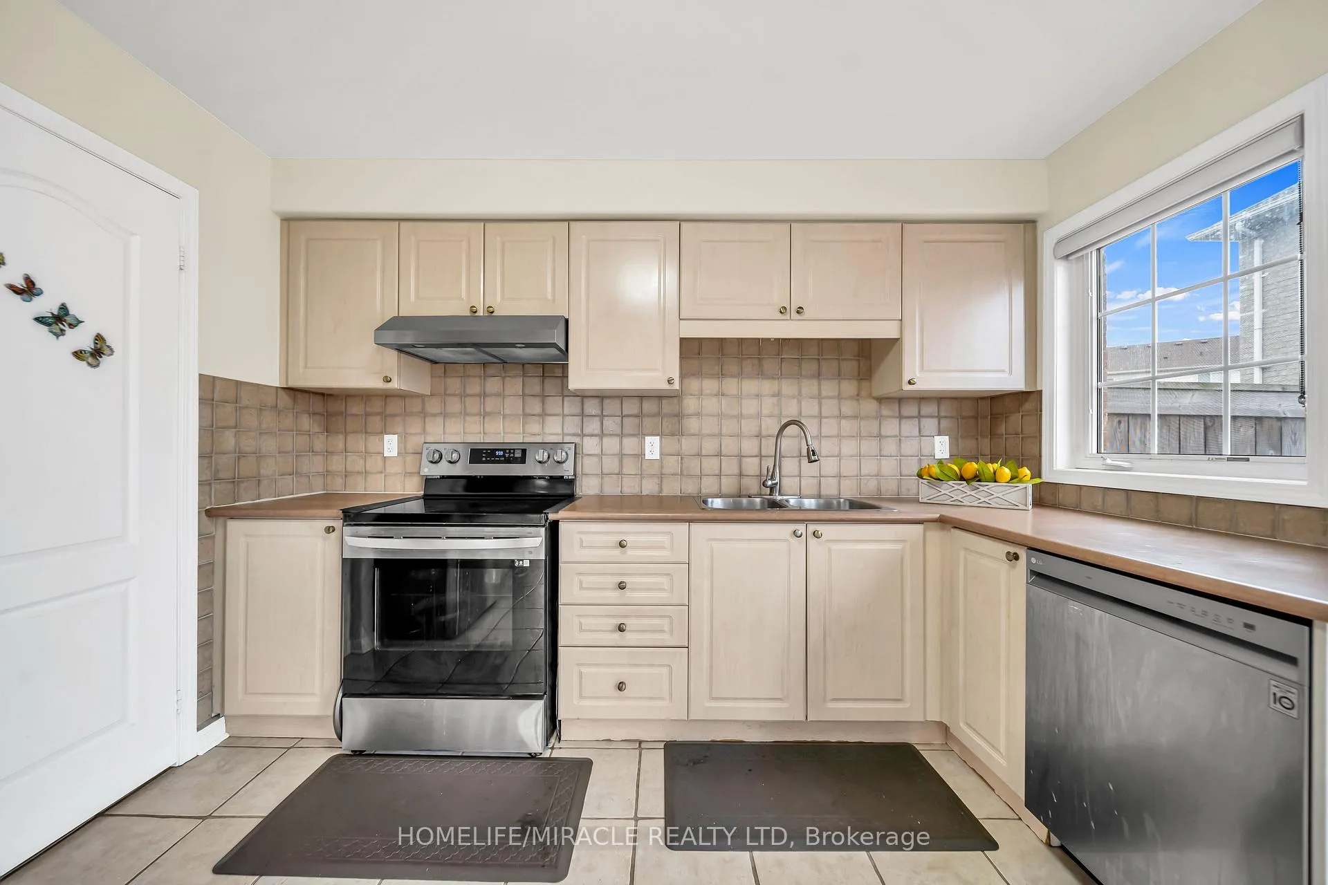 Photo 23 of 30 Orangegrove Drive, Brampton, Fletcher's Meadow — HOMEH