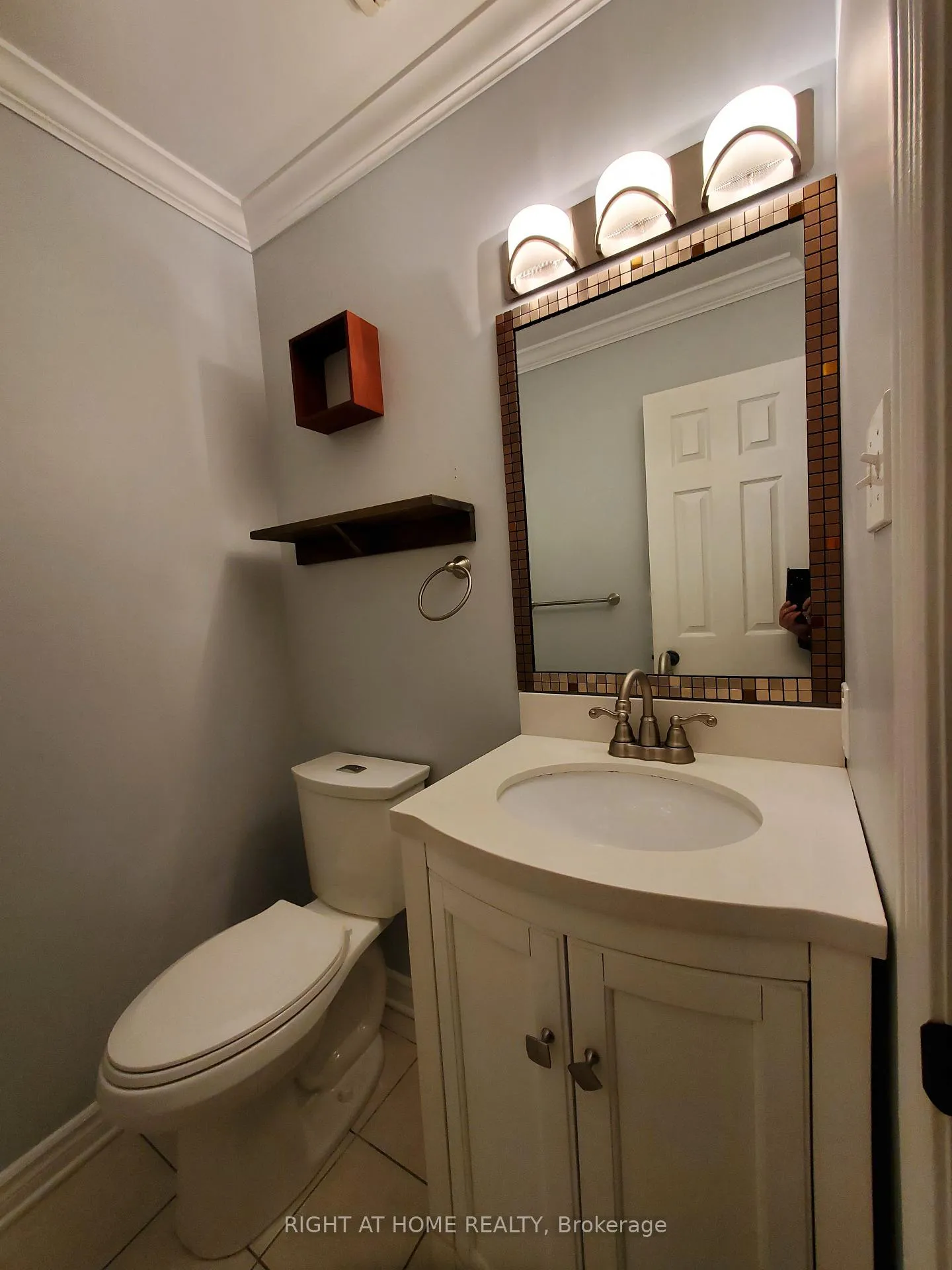 Photo 19 of 74 Barrydale Crescent, London, North I — HOMEH