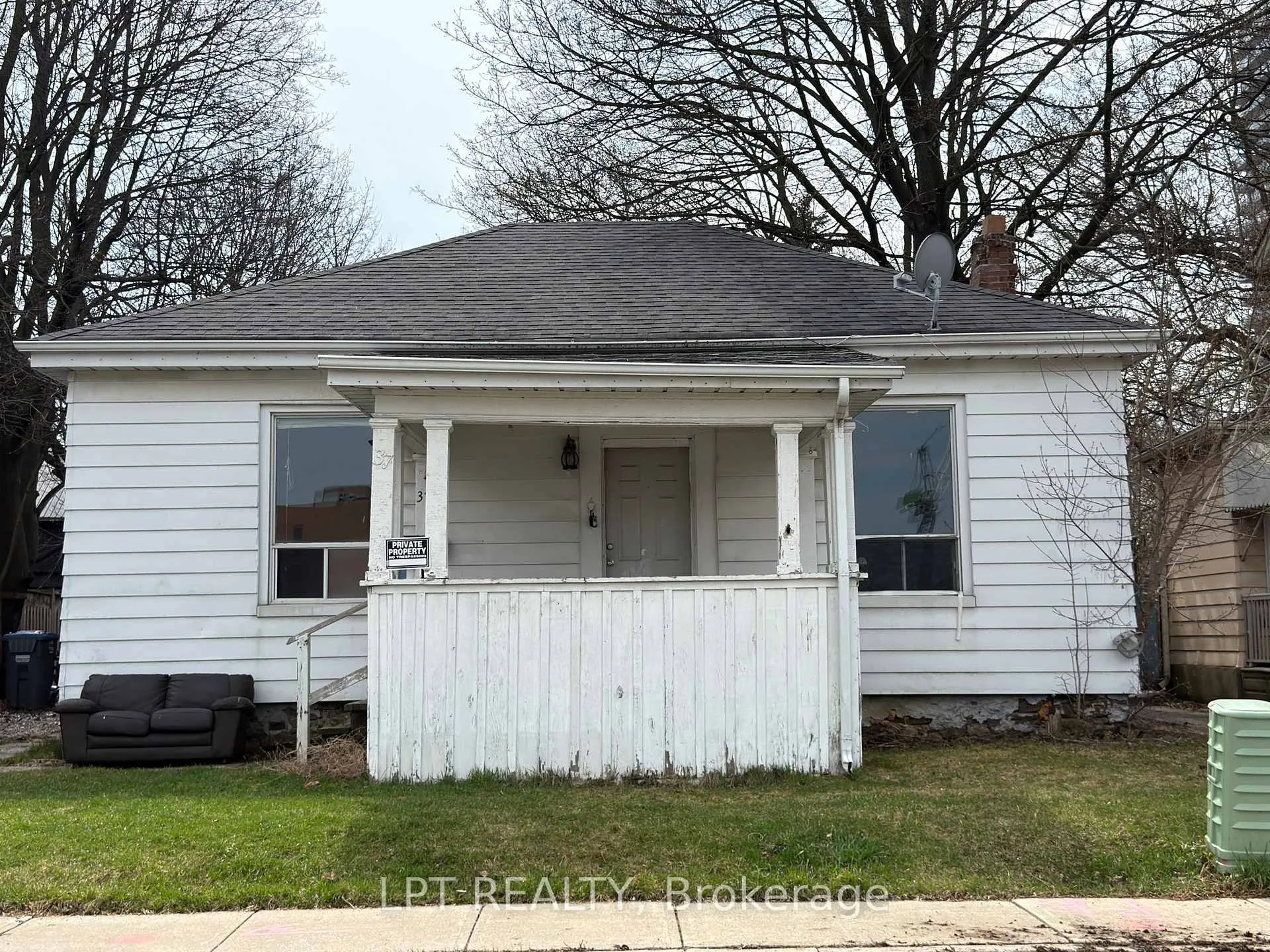 Front of 37 Elizabeth Street N