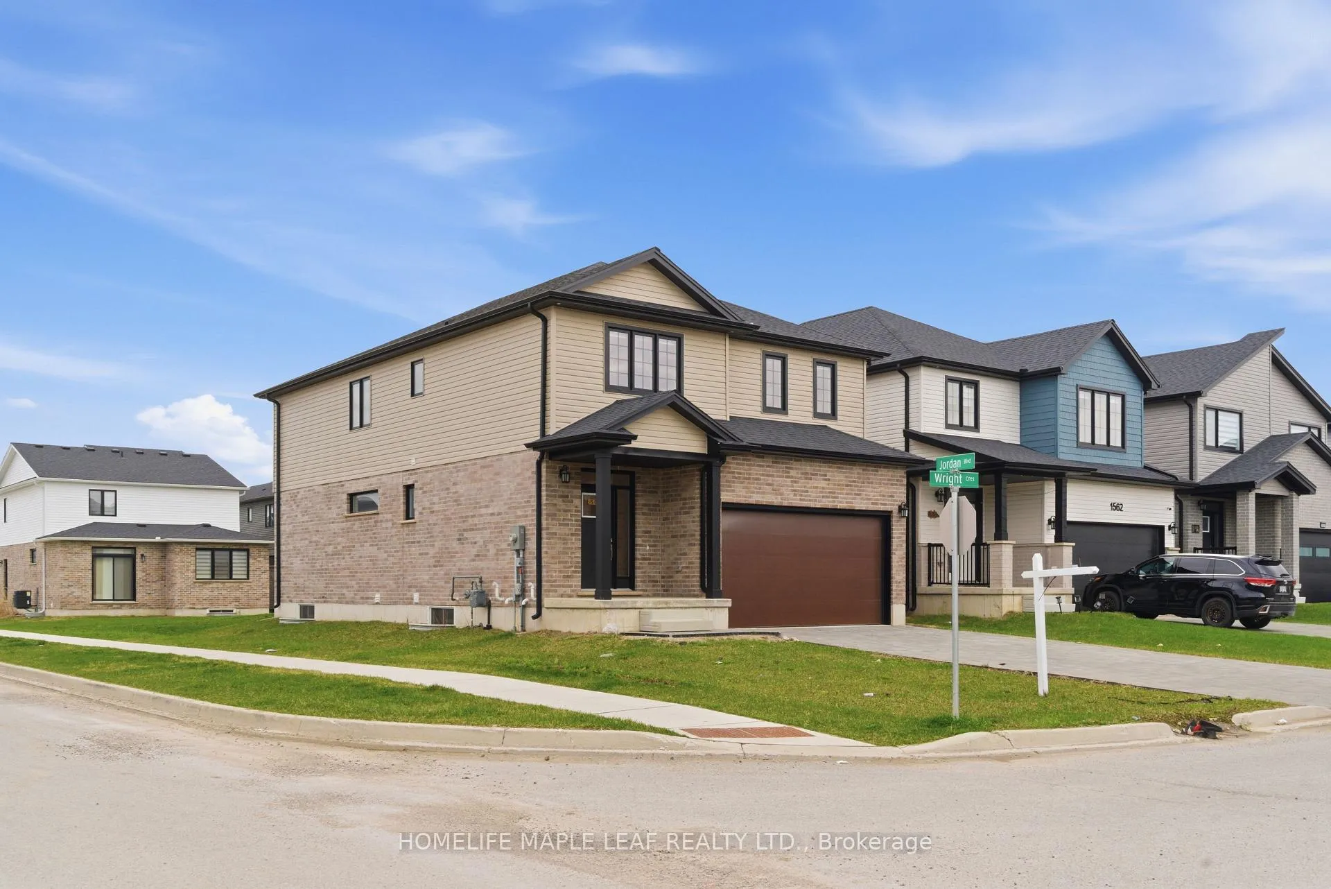 Photo 3 of 1566 Wright Crescent, London, North S — HOMEH