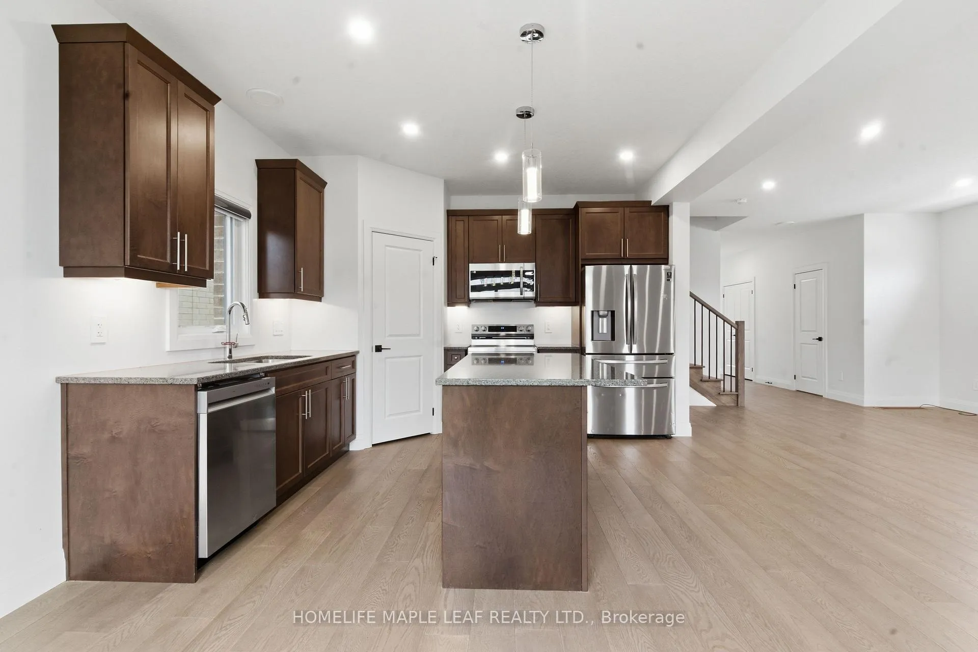 Photo 10 of 1566 Wright Crescent, London, North S — HOMEH