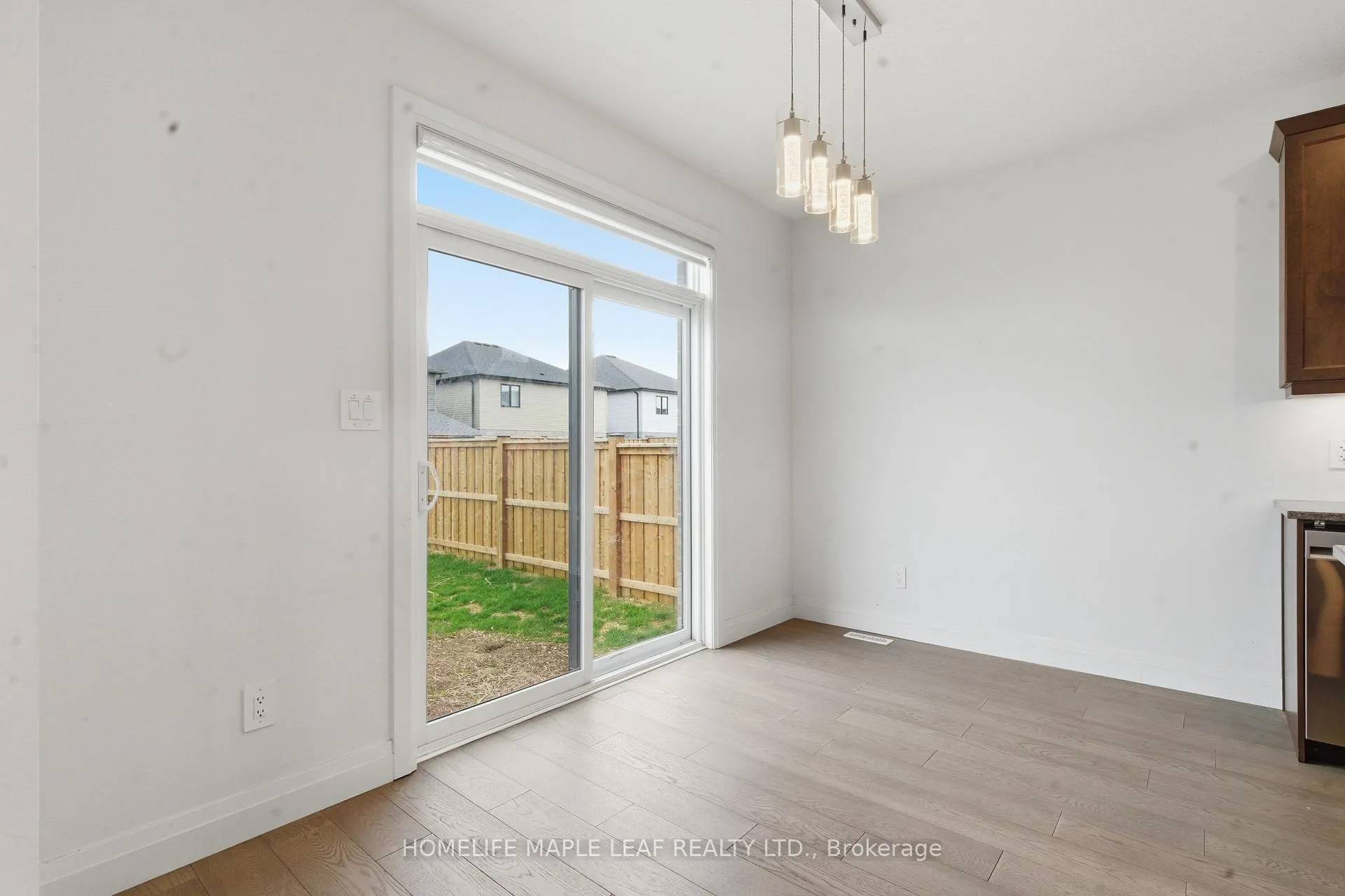 Photo 13 of 1566 Wright Crescent, London, North S — HOMEH
