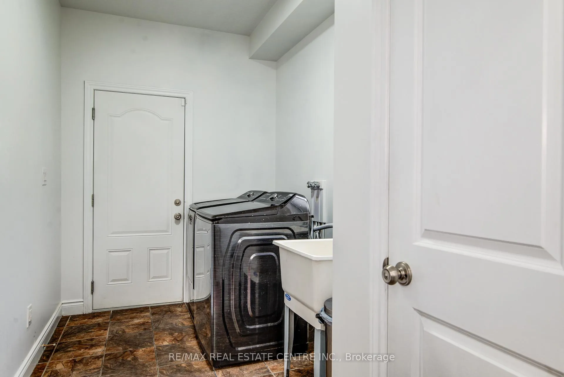 Photo 23 of 617 Thorndale Drive, Waterloo — HOMEH