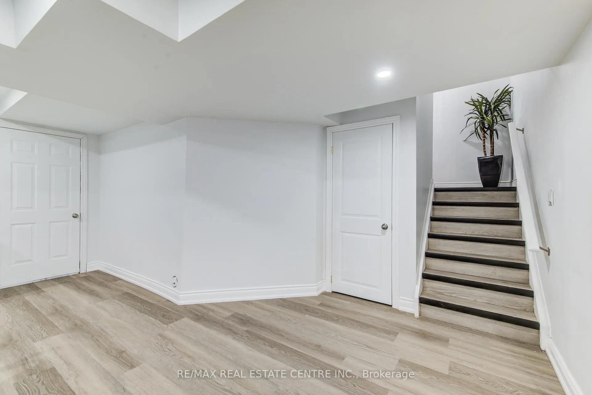 Photo 37 of 617 Thorndale Drive, Waterloo — HOMEH