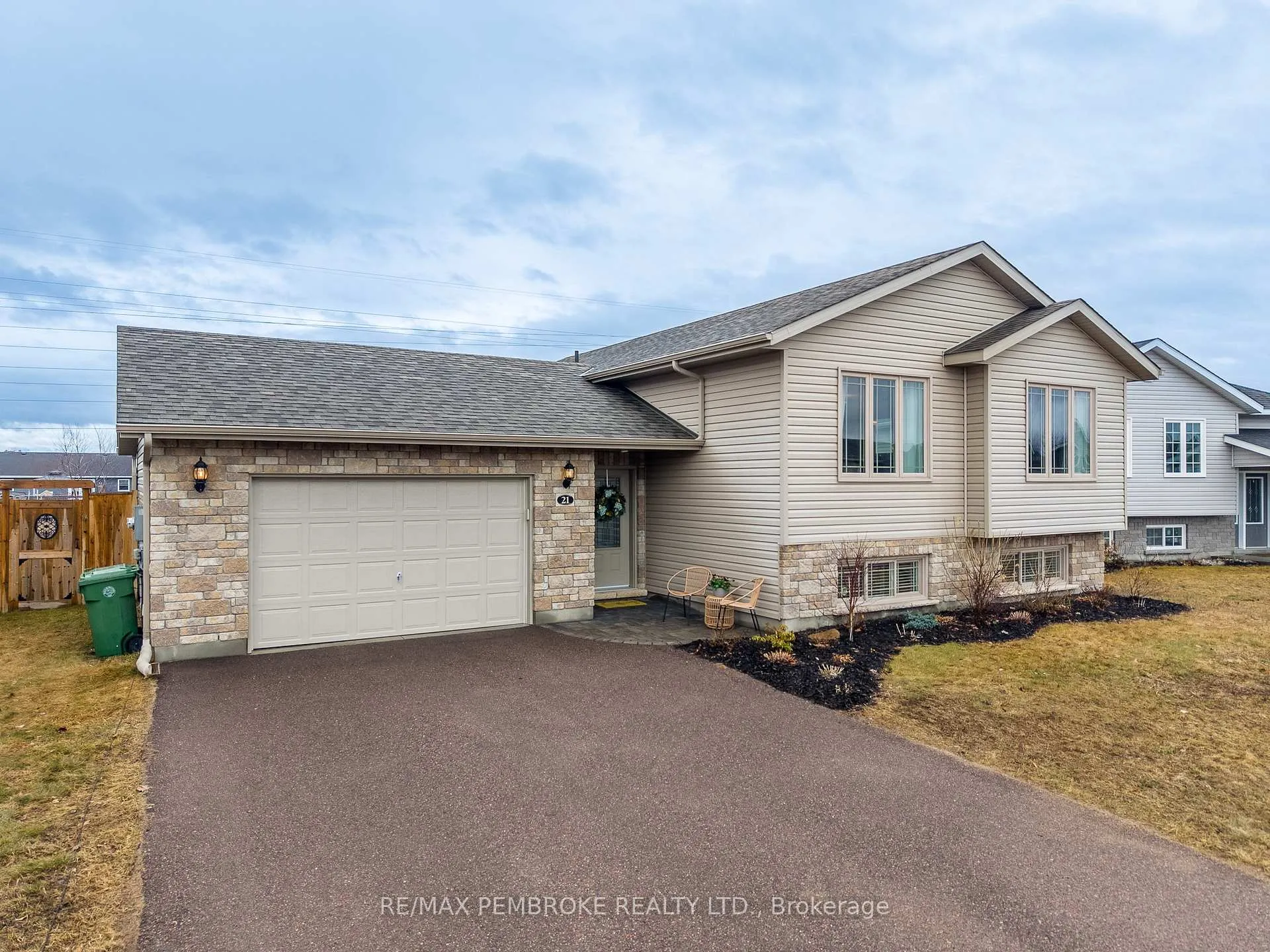 Photo 1 of 21 Newport Drive, Petawawa — HOMEH