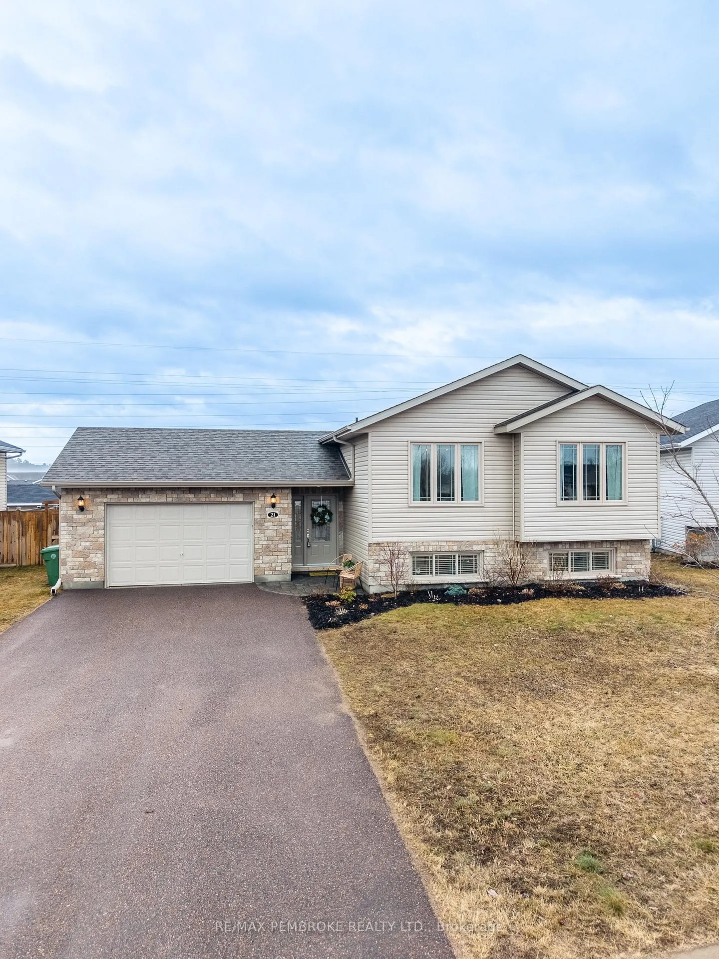 Photo 2 of 21 Newport Drive, Petawawa — HOMEH