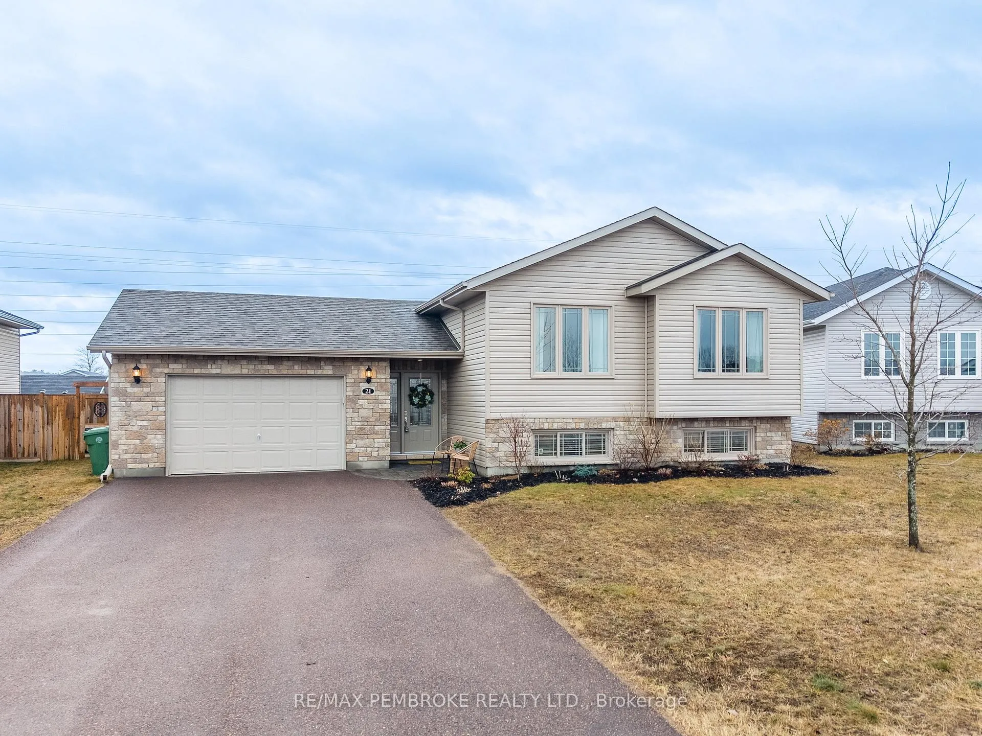 Photo 3 of 21 Newport Drive, Petawawa — HOMEH