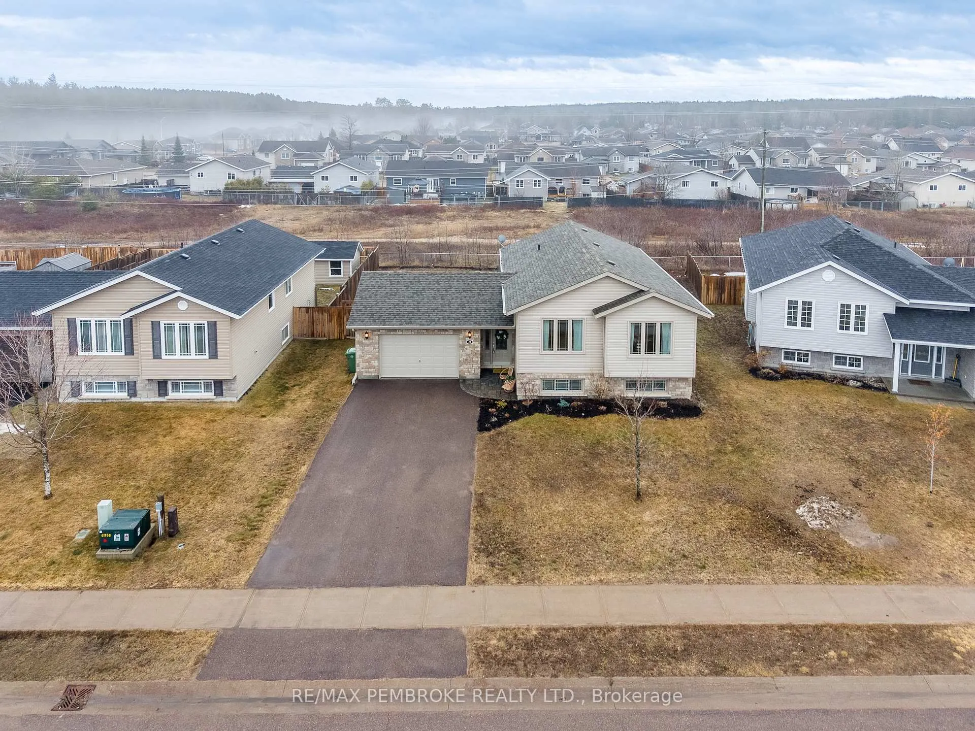 Photo 4 of 21 Newport Drive, Petawawa — HOMEH