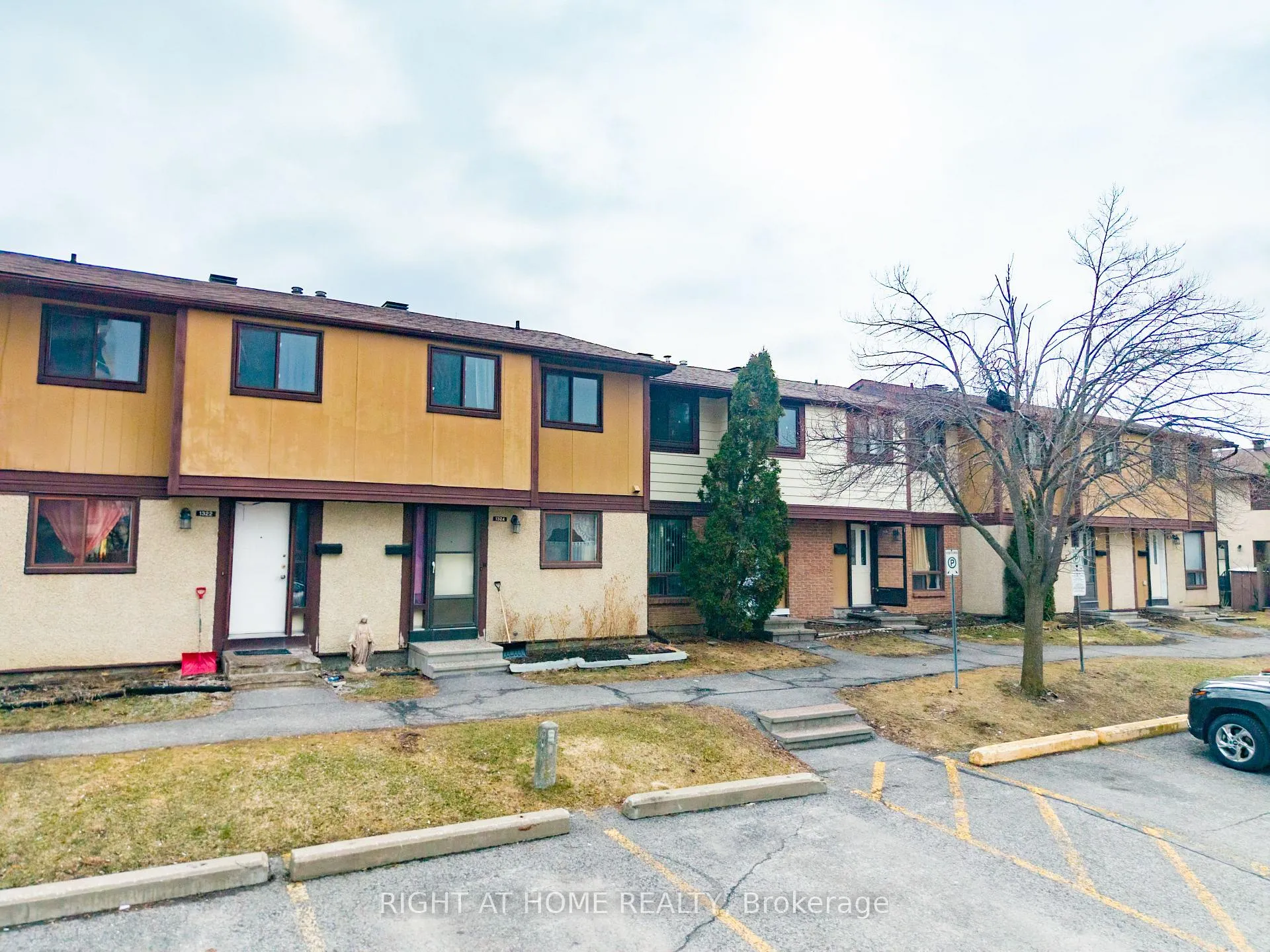 Photo 2 of 1324 Belgate Way, Ottawa, Cyrville — HOMEH