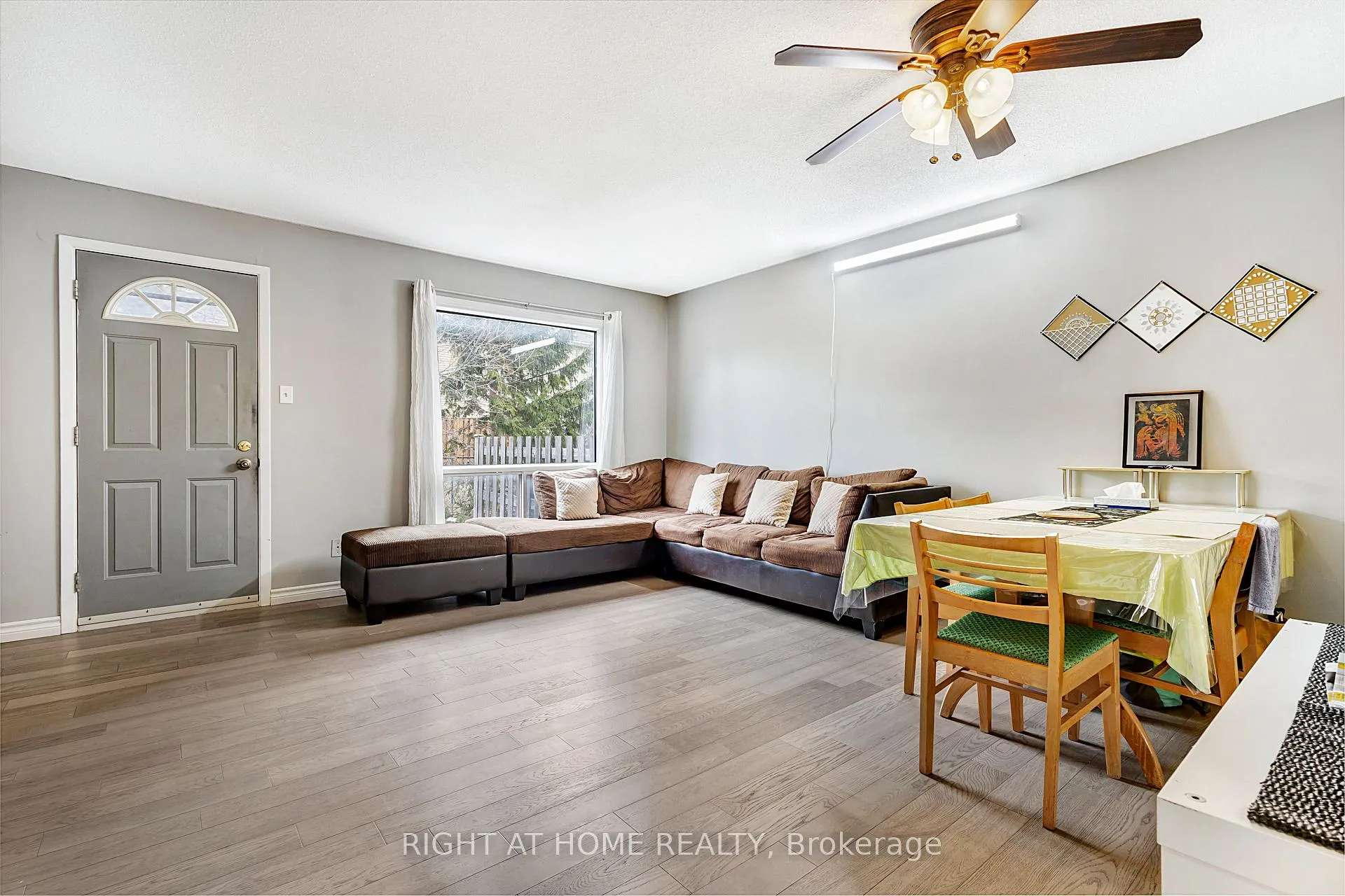 Photo 4 of 1324 Belgate Way, Ottawa, Cyrville — HOMEH
