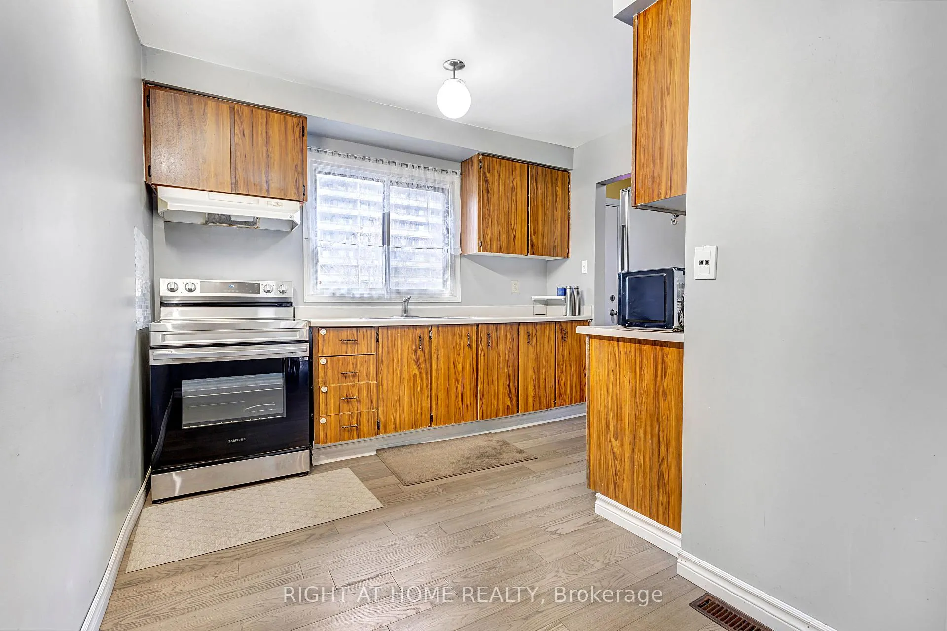 Photo 12 of 1324 Belgate Way, Ottawa, Cyrville — HOMEH