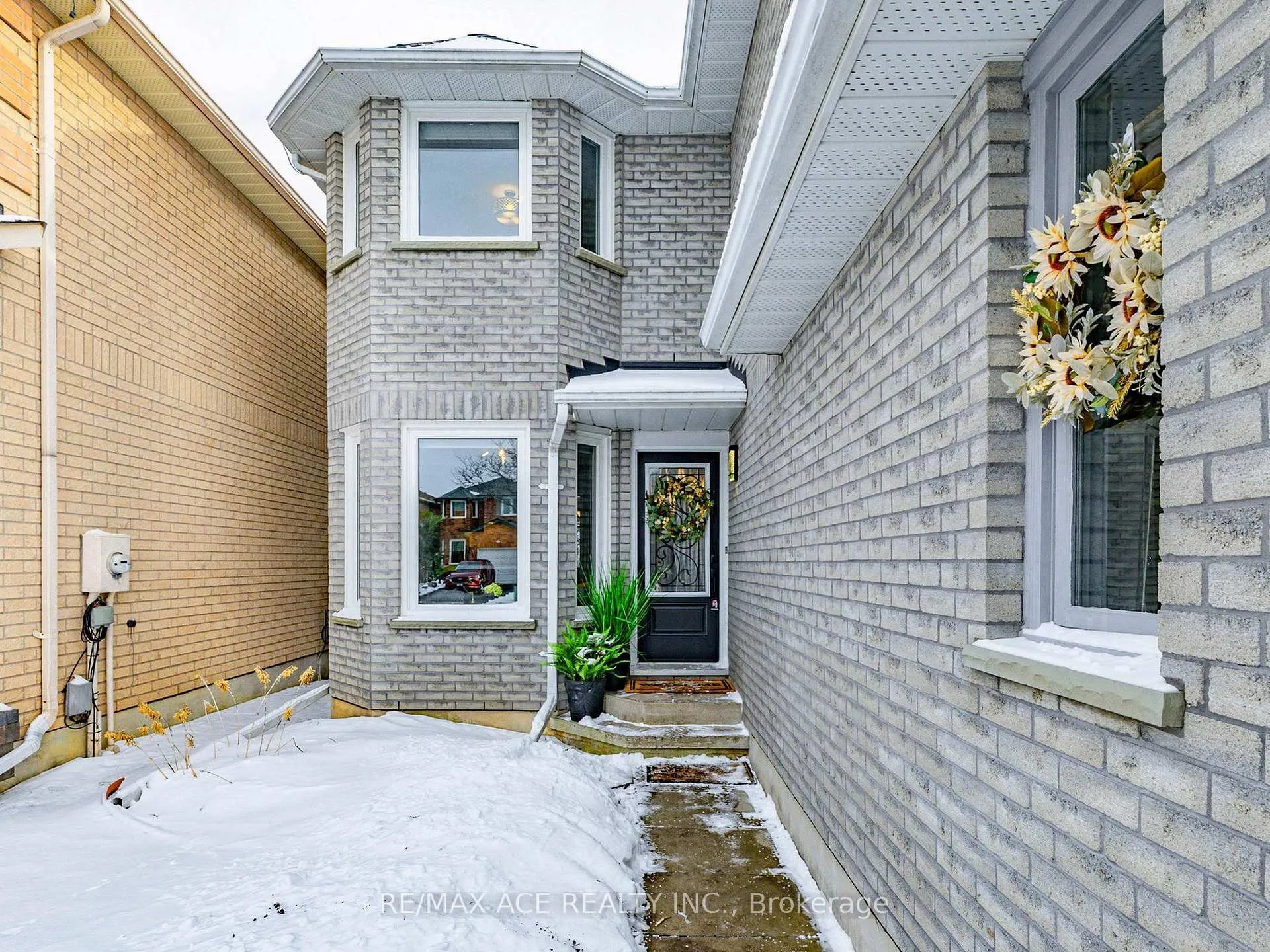 Photo 2 of 35 Stagemaster Crescent, Clarington, Courtice — HOMEH