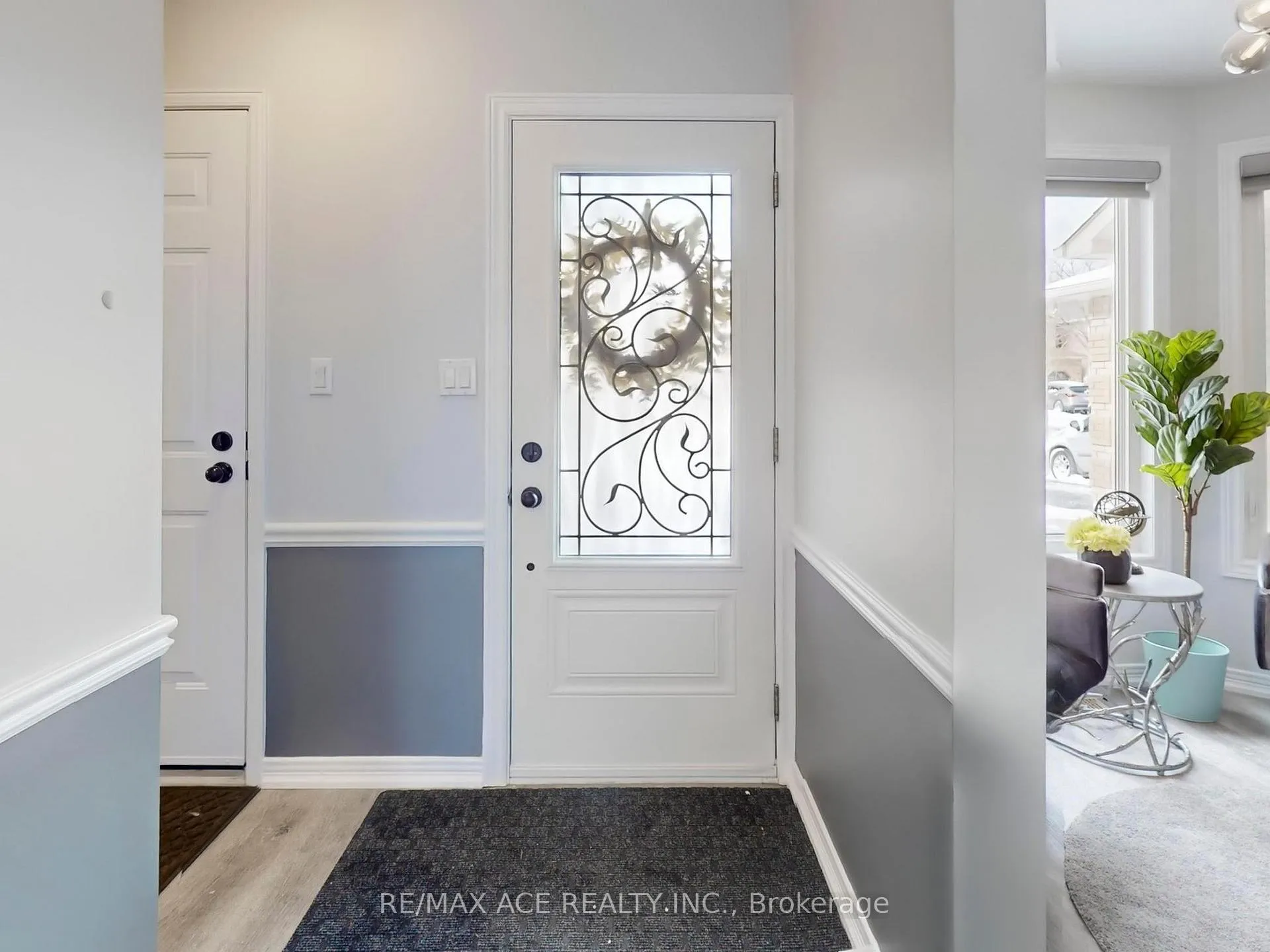 Photo 3 of 35 Stagemaster Crescent, Clarington, Courtice — HOMEH