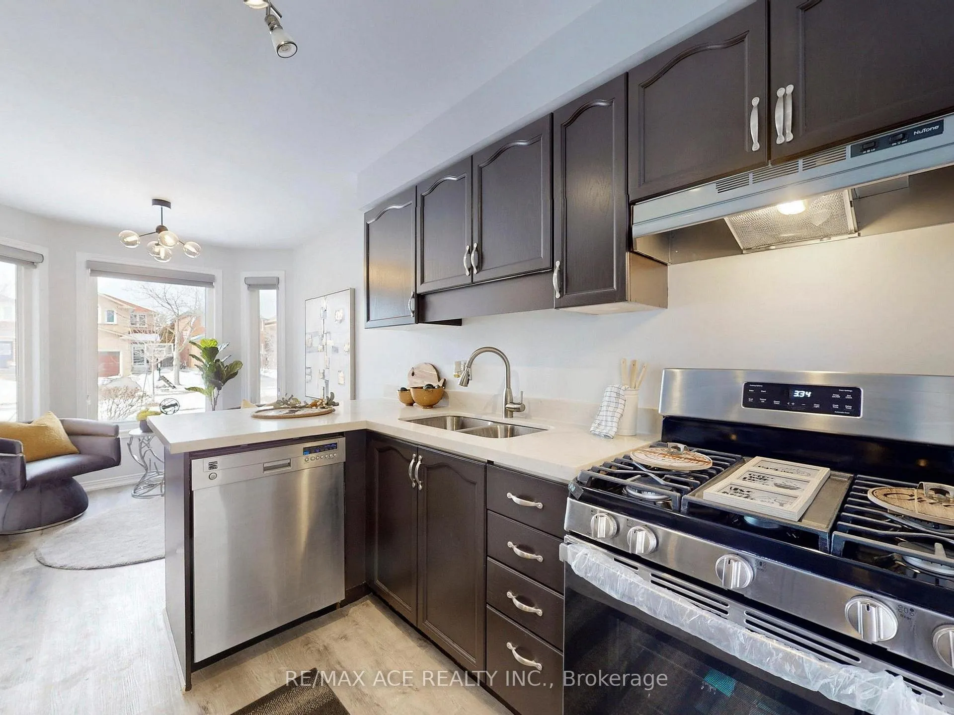 Photo 10 of 35 Stagemaster Crescent, Clarington, Courtice — HOMEH
