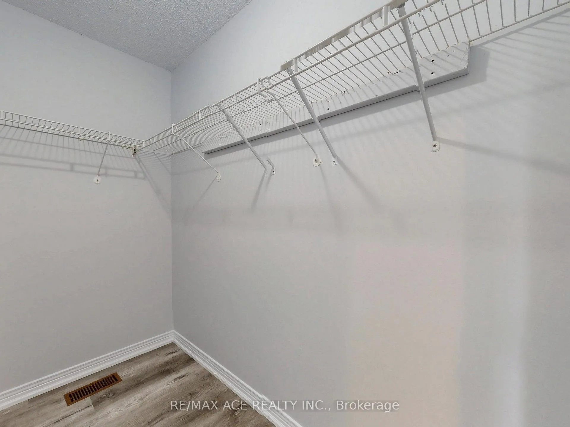 Photo 24 of 35 Stagemaster Crescent, Clarington, Courtice — HOMEH