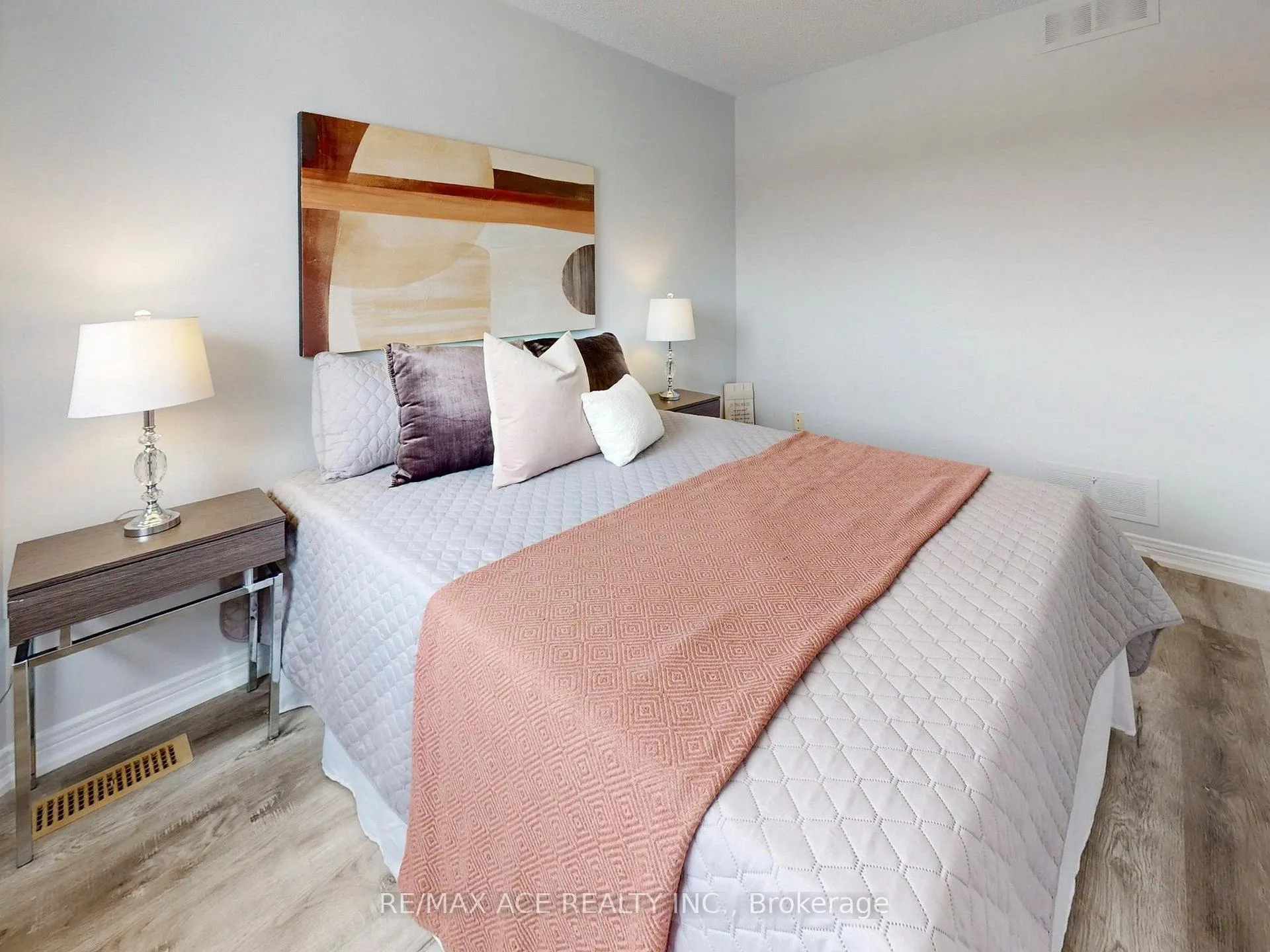Photo 28 of 35 Stagemaster Crescent, Clarington, Courtice — HOMEH