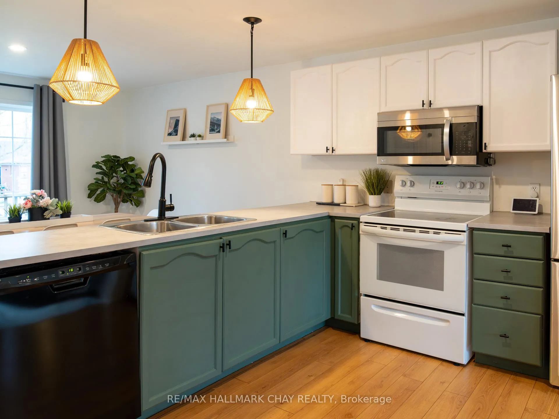 Photo 9 of 163 Columbia Road, Barrie, Holly — HOMEH