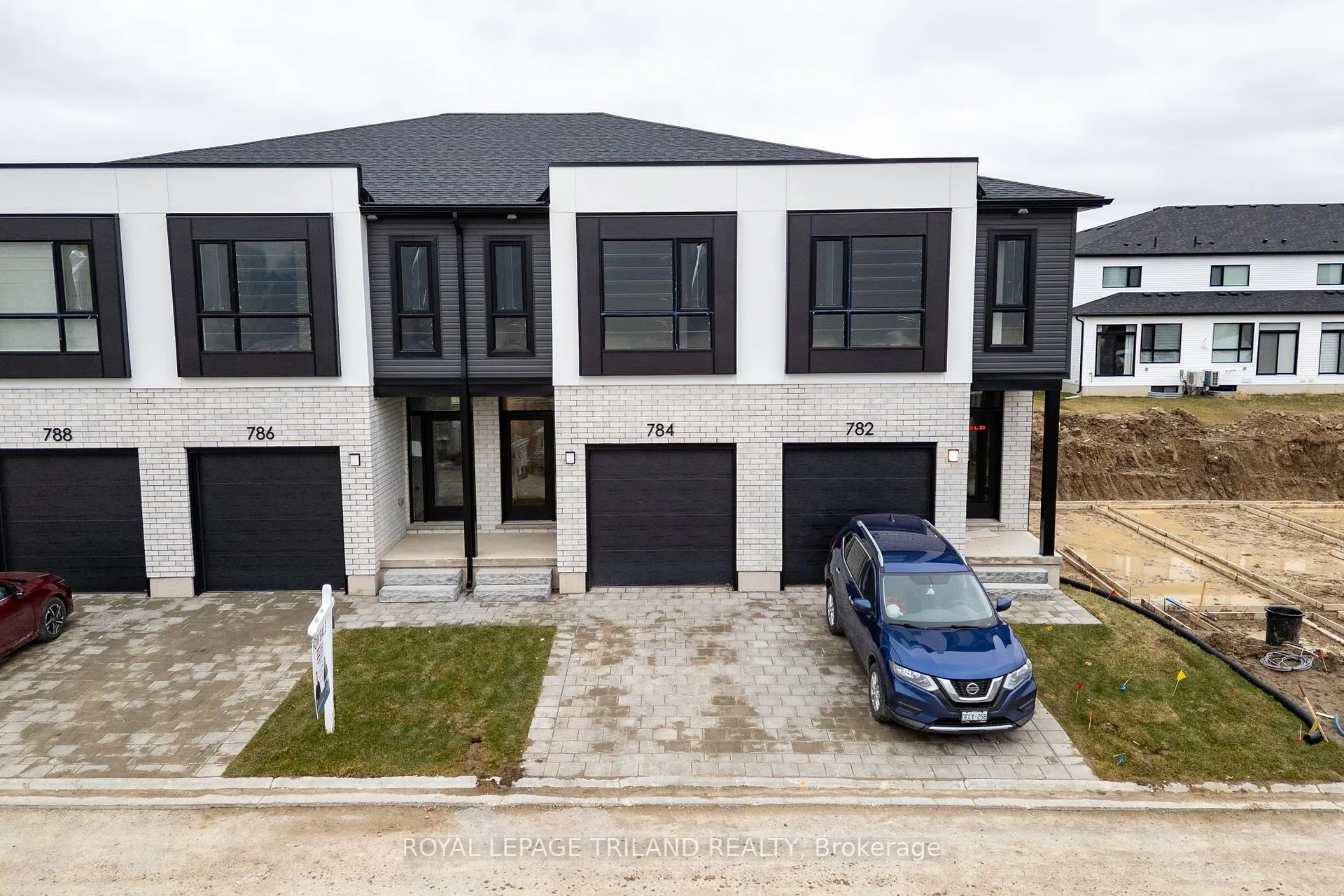 Photo 3 of 784 Banyan Lane, London, North E — HOMEH
