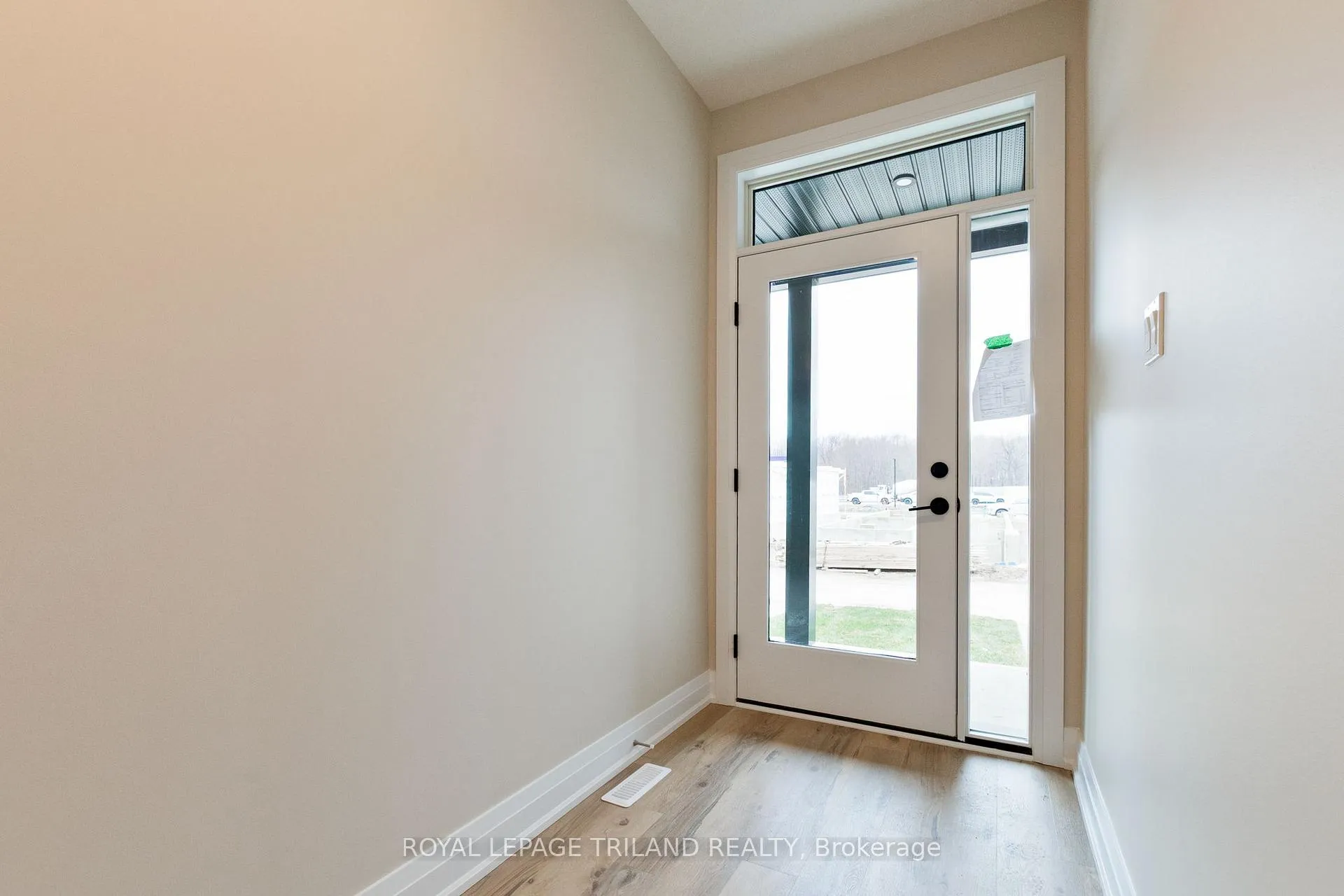 Photo 5 of 784 Banyan Lane, London, North E — HOMEH