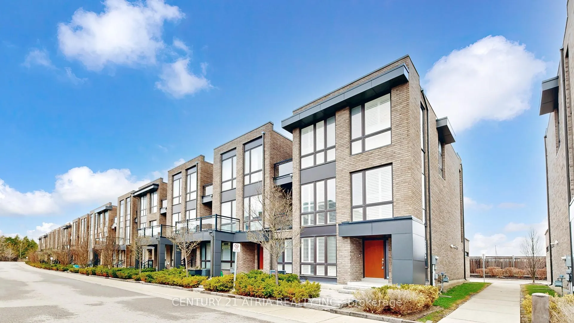 Photo 2 of 15 Thorncrest Drive, Vaughan, Patterson — HOMEH
