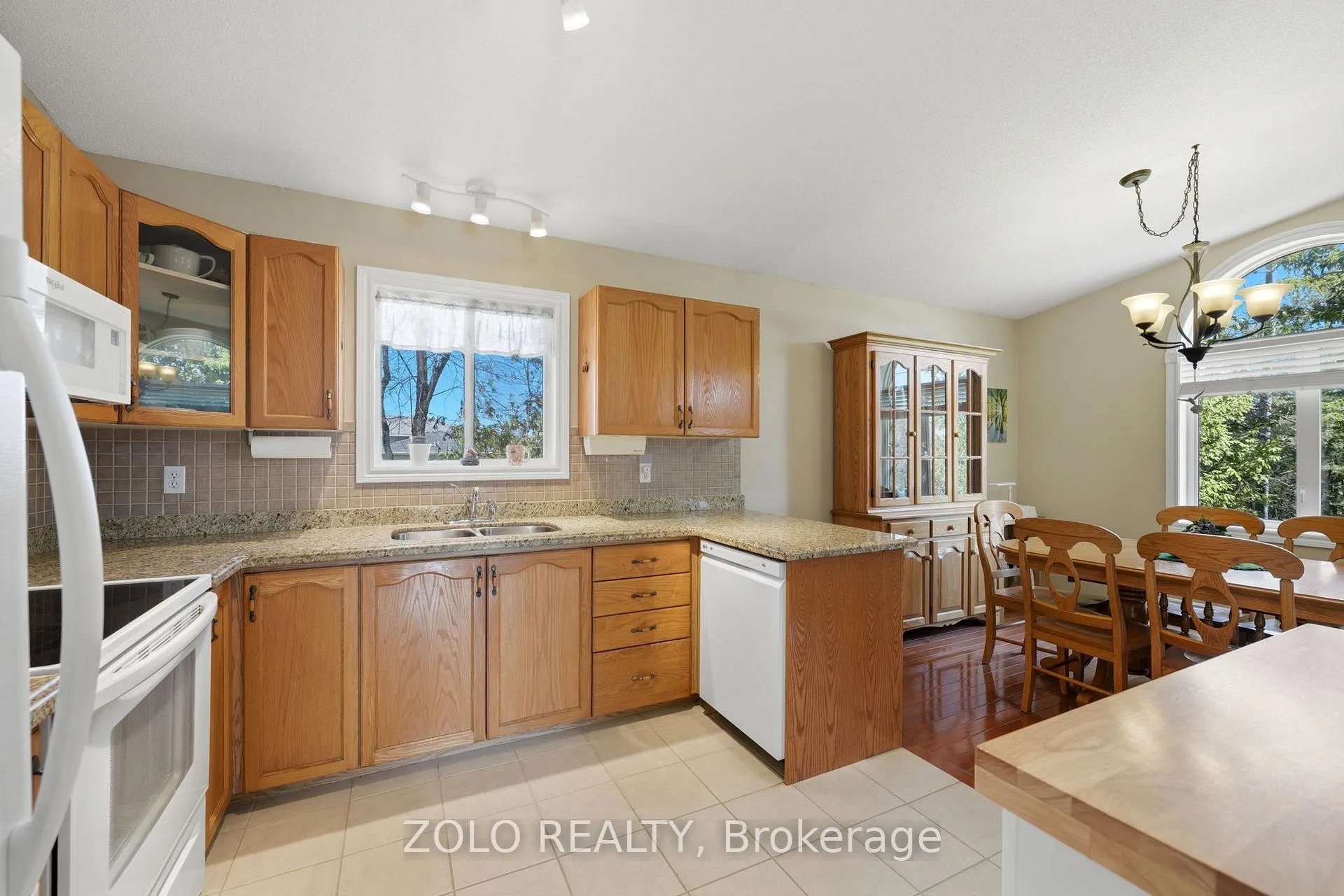 Photo 8 of 30 Sunset Beach Road, Georgina, Virginia — HOMEH